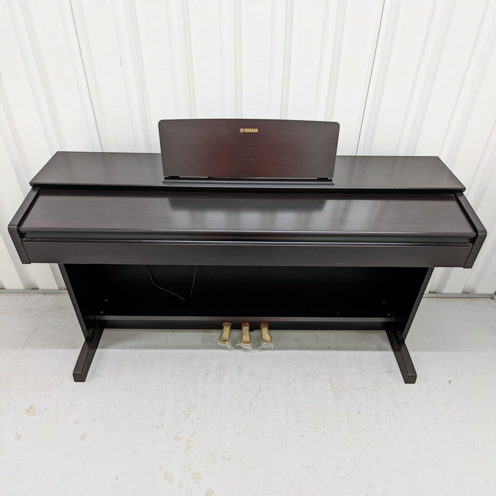 Đàn piano điện Yamaha YDP-103 màu nâu gỗ sang trọng với thiết kế dáng tủ gọn gàng tại TÂN NHẠC CỤ