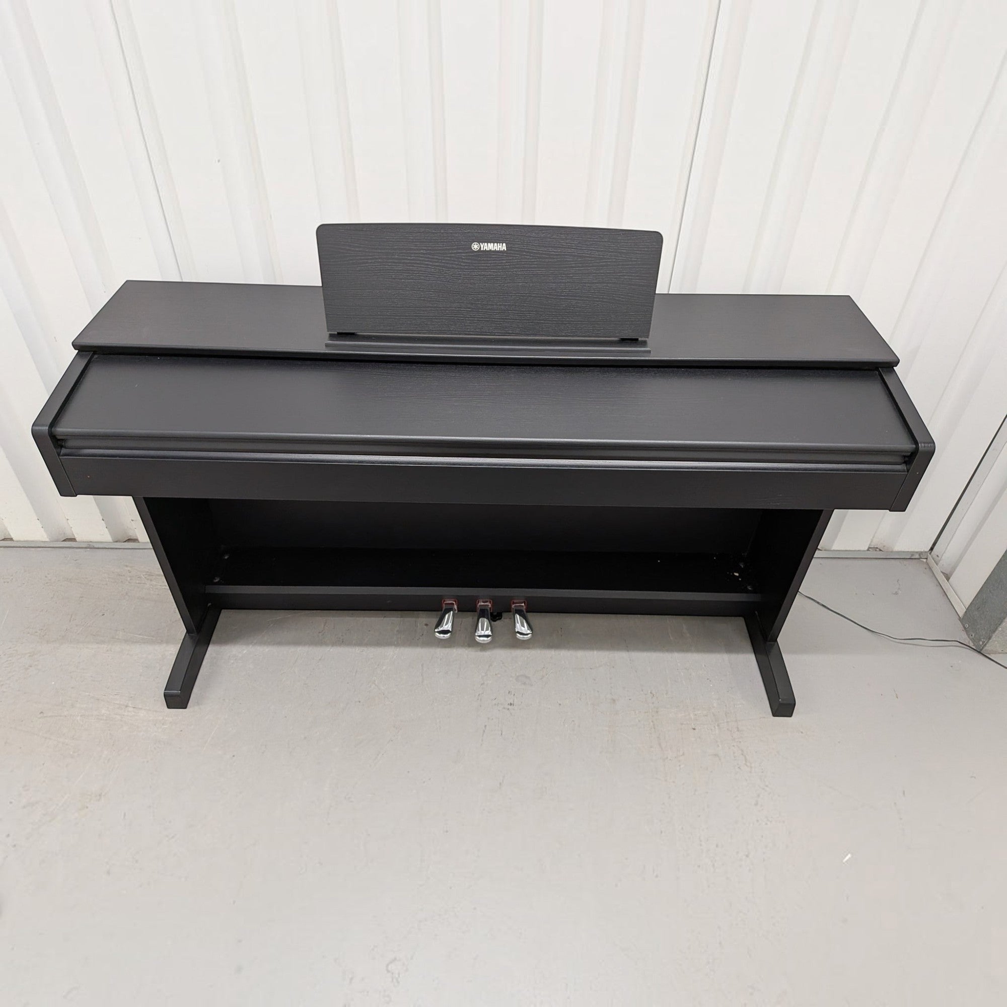 Đàn piano điện Yamaha YDP-103 màu đen dáng tủ tại TÂN NHẠC CỤ với 88 phím búa GHS và 3 pedal