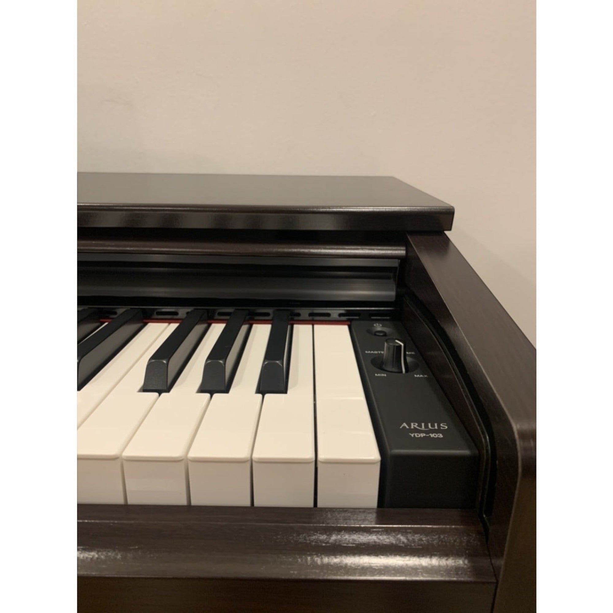 Bàn phím và bảng điều khiển đàn piano điện TÂN NHẠC CỤ Yamaha YDP-103 màu nâu gỗ với thiết kế dáng tủ sang trọng