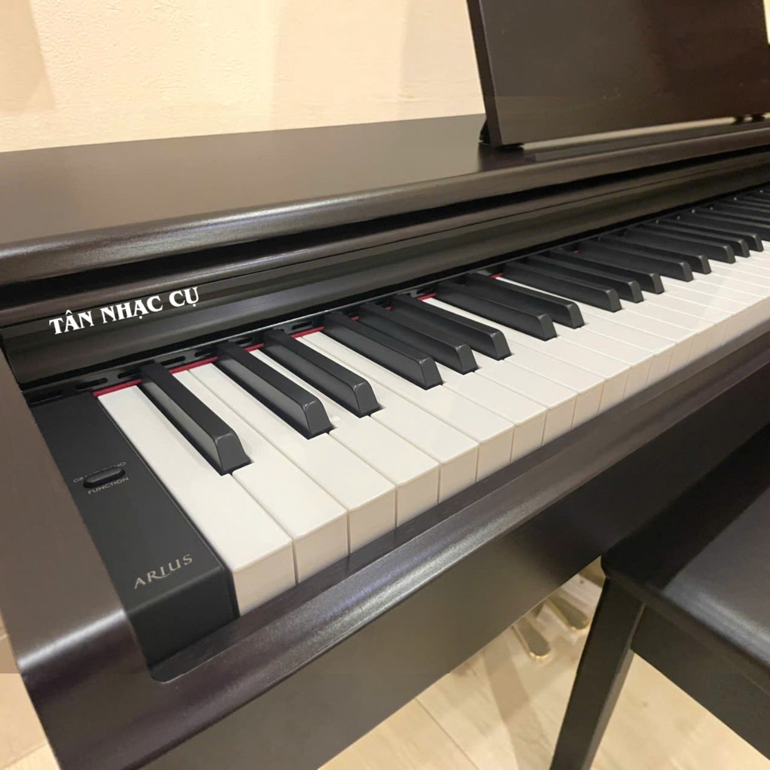 Đàn piano điện Yamaha YDP-105 màu đen tại Tân Nhạc Cụ với bàn phím búa GHS 88 phím và thiết kế dáng tủ đứng sang trọng