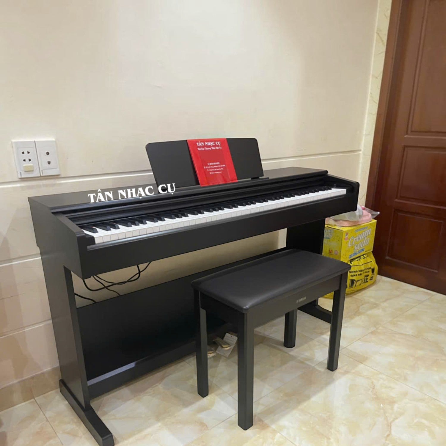 Đàn piano điện Yamaha YDP-105 màu đen dáng tủ đứng tại TÂN NHẠC CỤ, kèm ghế ngồi và giá nhạc