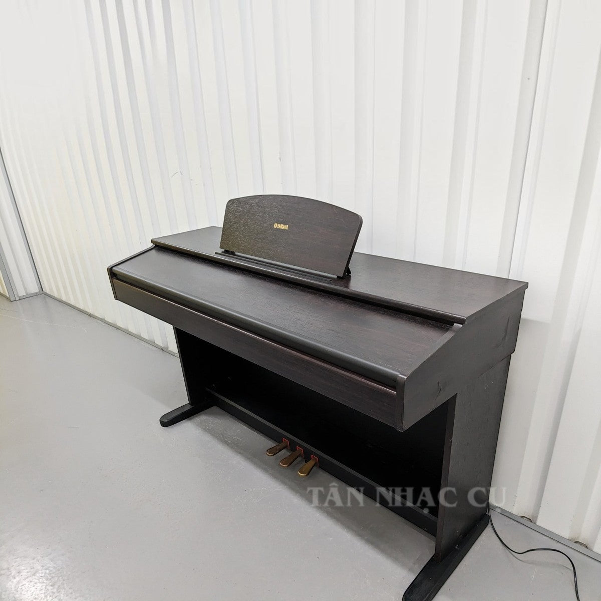 Đàn piano điện Yamaha YDP-121 màu nâu gỗ tại TÂN NHẠC CỤ, thiết kế dáng tủ truyền thống với 3 bàn đạp