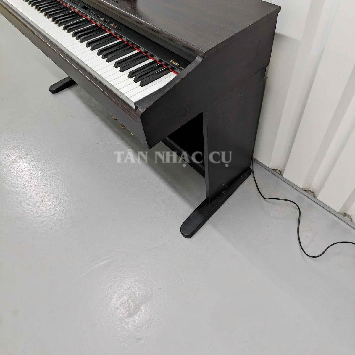 Đàn piano điện Yamaha YDP-121 màu nâu gỗ hồng tại Tân Nhạc Cụ, thiết kế dáng tủ truyền thống với 88 phím búa.