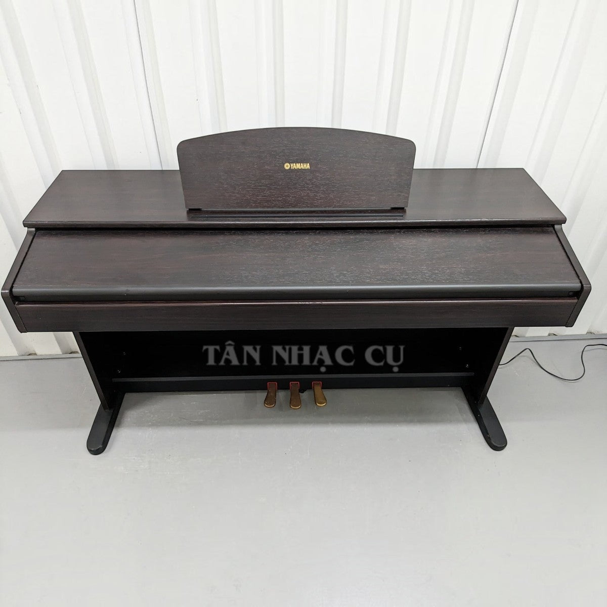Đàn piano điện TÂN NHẠC CỤ Yamaha YDP-121 màu nâu gỗ dáng tủ truyền thống với 3 bàn đạp