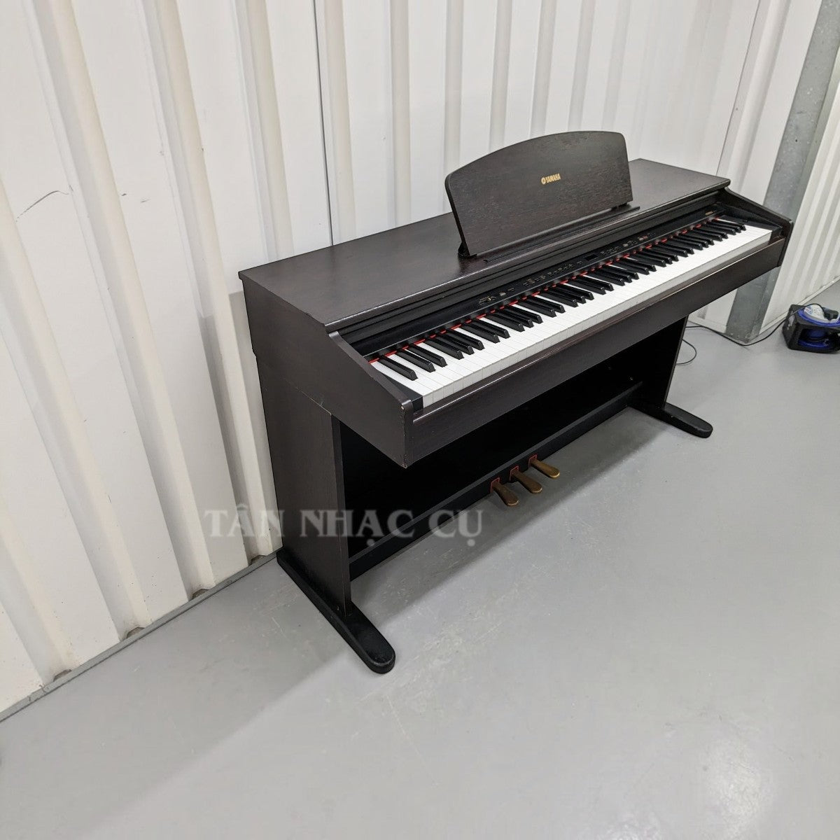 Đàn piano điện Yamaha YDP-121 màu nâu gỗ dáng tủ tại Tân Nhạc Cụ với bàn phím búa 88 phím