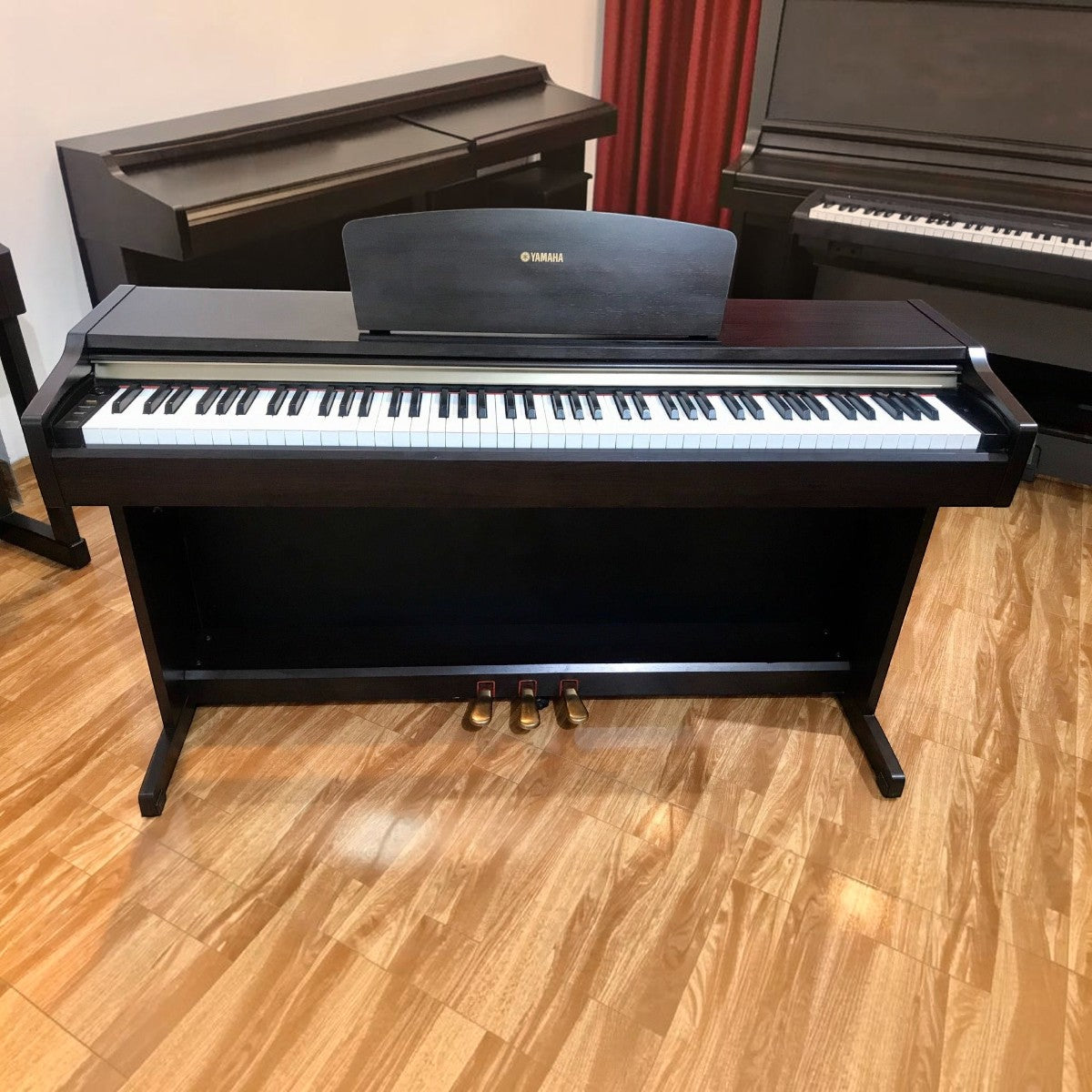 Đàn piano điện Yamaha YDP123 dáng tủ màu nâu đen tại cửa hàng TÂN NHẠC CỤ, thiết kế 88 phím búa GHS và 3 pedal.