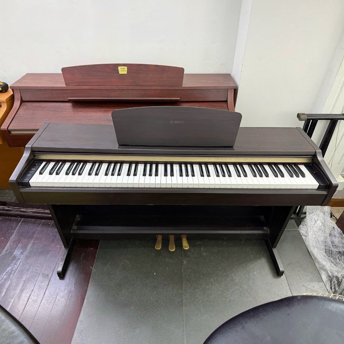 Đàn piano điện Yamaha YDP123 dáng tủ màu nâu gỗ tại TÂN NHẠC CỤ với bàn phím búa GHS 88 phím và 3 pedal