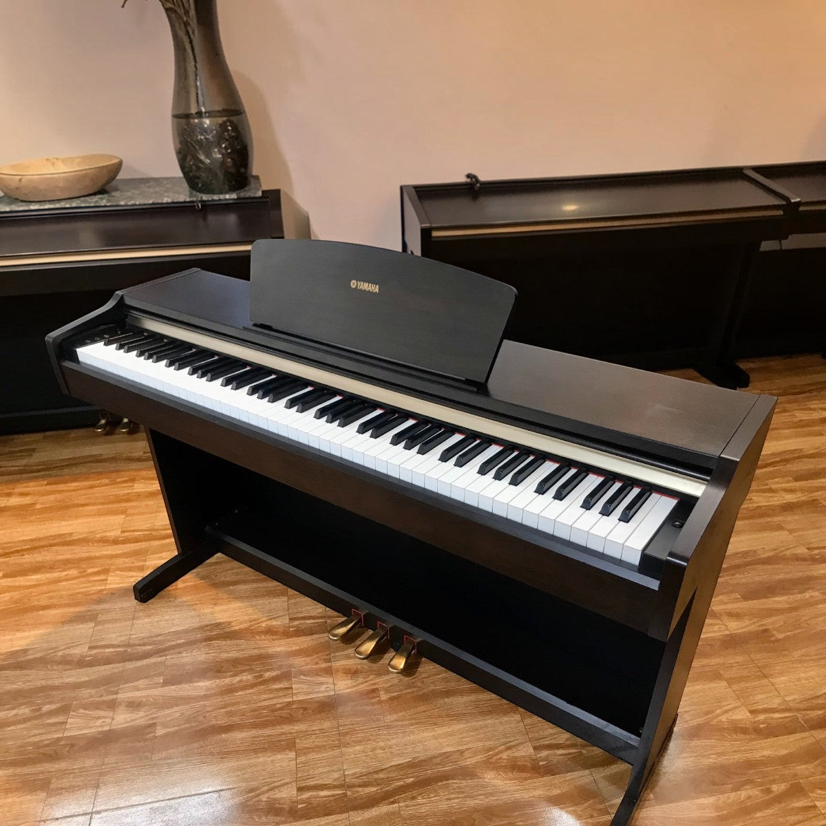 Đàn piano điện Yamaha YDP123 dáng tủ màu đen sang trọng tại Tân Nhạc Cụ, thiết kế 88 phím búa GHS và 3 pedal.