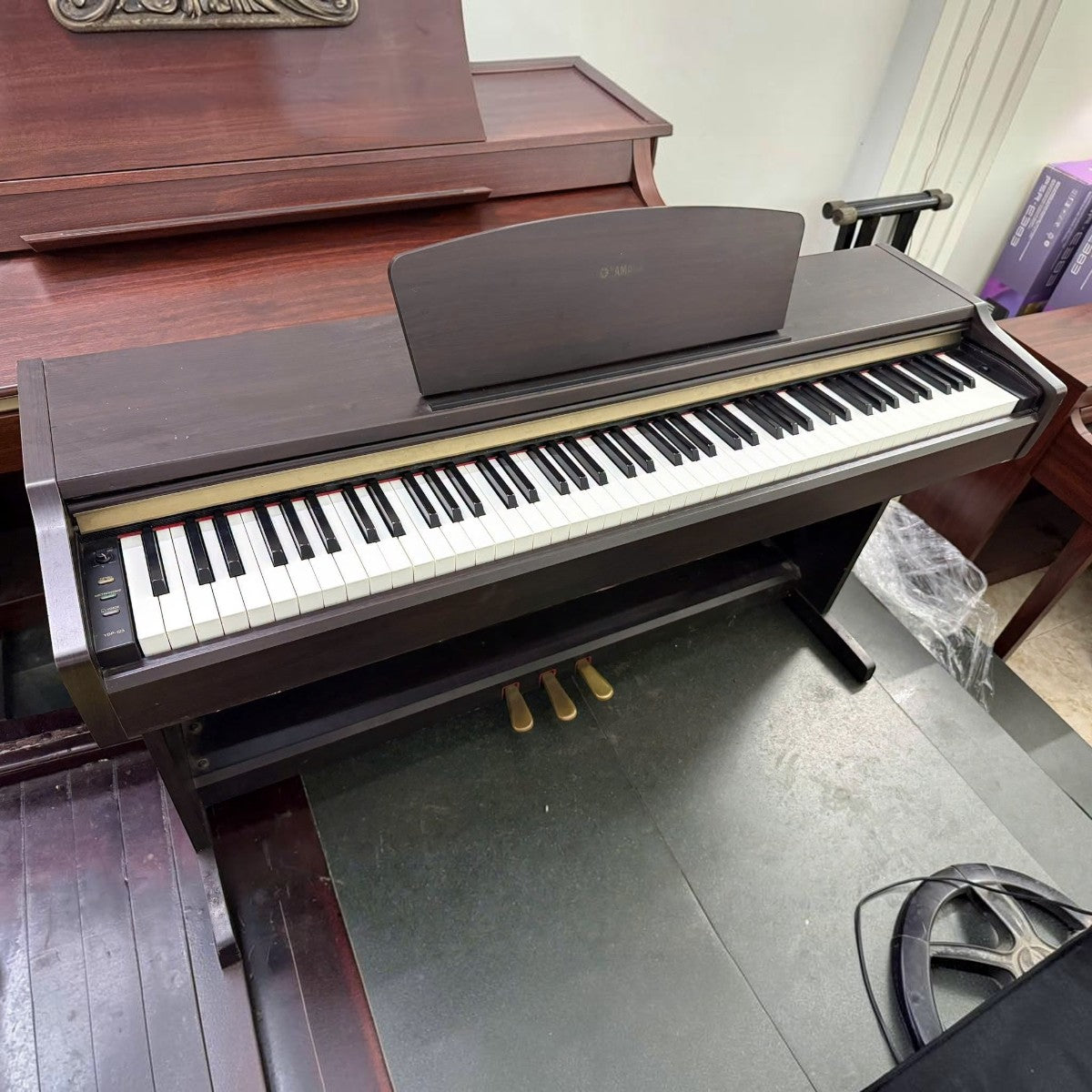 Đàn piano điện Yamaha YDP123 dáng tủ màu nâu gỗ thanh lịch tại cửa hàng TÂN NHẠC CỤ