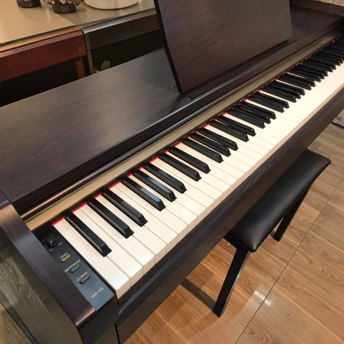 Đàn piano điện Yamaha YDP123 dáng tủ màu gỗ tối tại TÂN NHẠC CỤ với bàn phím búa GHS 88 phím và nắp trượt thanh lịch