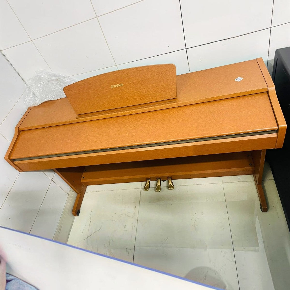 Đàn piano điện Yamaha YDP123 dáng tủ màu gỗ tự nhiên với 3 pedal tại Tân Nhạc Cụ