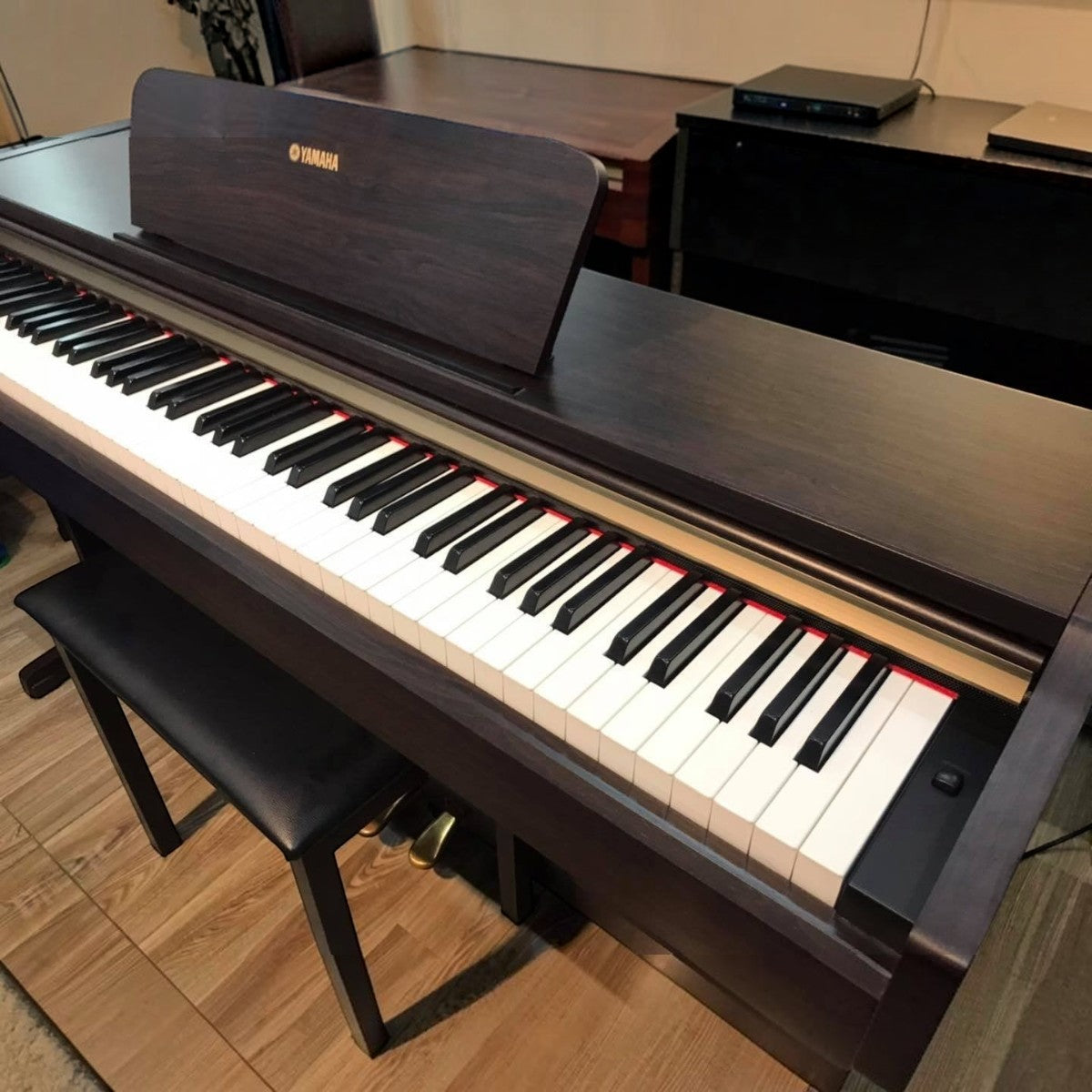 Đàn piano điện Yamaha YDP123 dáng tủ màu gỗ tối tại Tân Nhạc Cụ, bàn phím búa GHS 88 phím kèm ghế ngồi