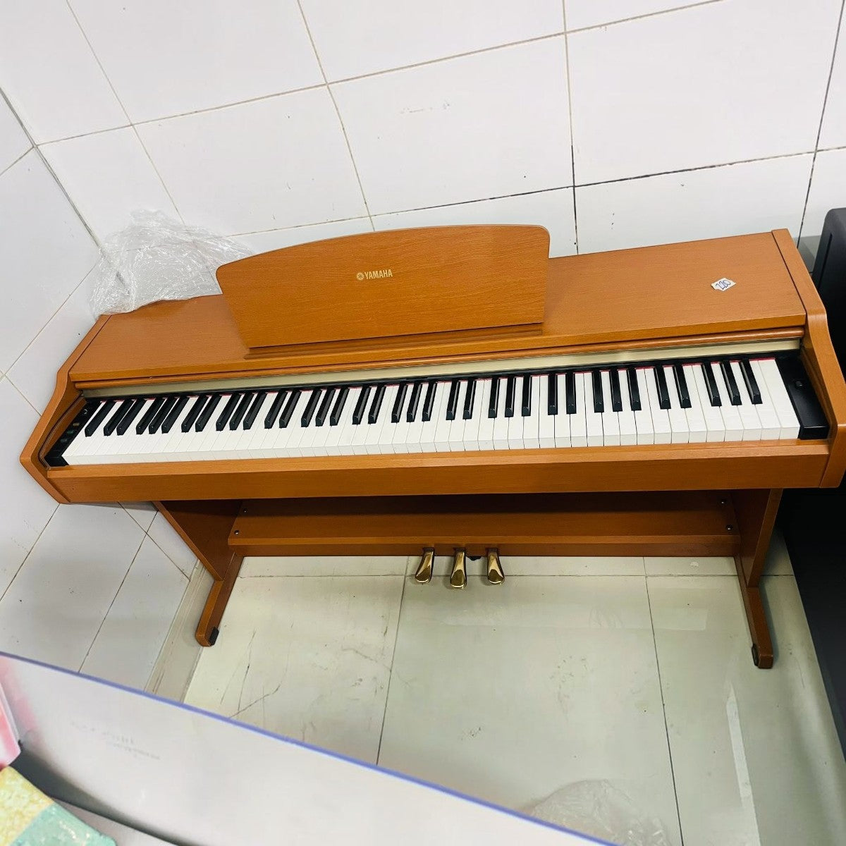 Đàn piano điện Yamaha YDP123 dáng tủ màu gỗ tự nhiên với 88 phím búa GHS tại TÂN NHẠC CỤ