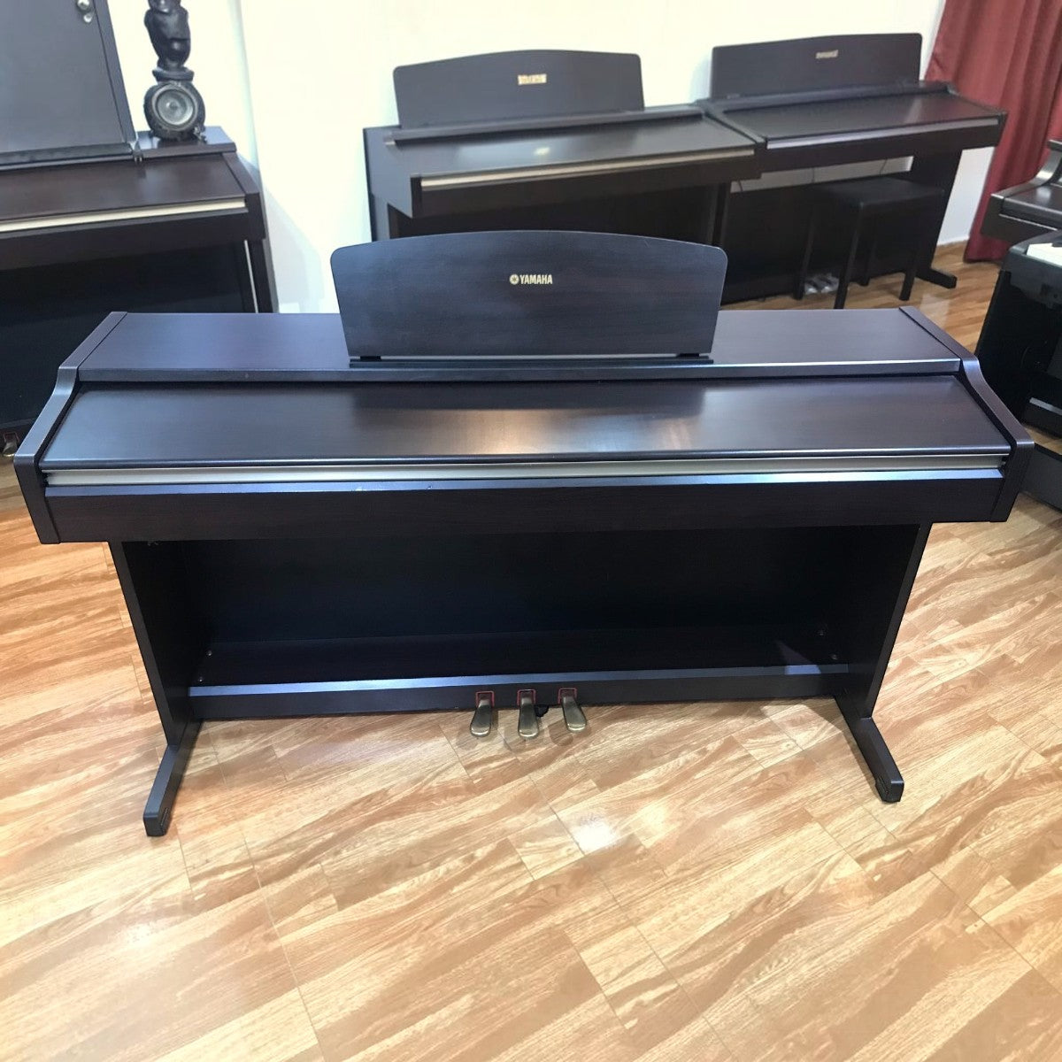 Đàn piano điện Yamaha YDP123 dáng tủ màu nâu đen sang trọng tại Tân Nhạc Cụ với 3 pedal và nắp phím trượt