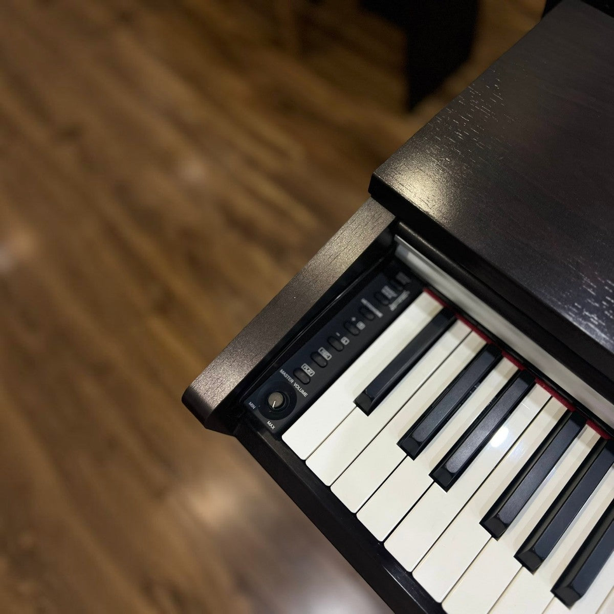 Đàn piano điện Yamaha YDP141 màu đen tại TÂN NHẠC CỤ với bàn phím búa GHS và bảng điều khiển âm lượng