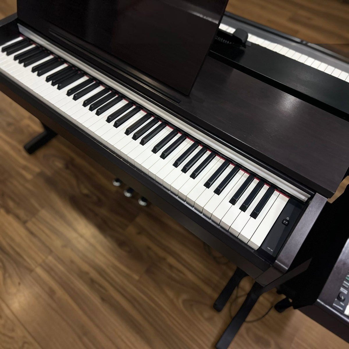 Đàn piano điện Yamaha YDP141 màu đen dáng tủ tại TÂN NHẠC CỤ với bàn phím búa GHS 88 phím và nắp trượt