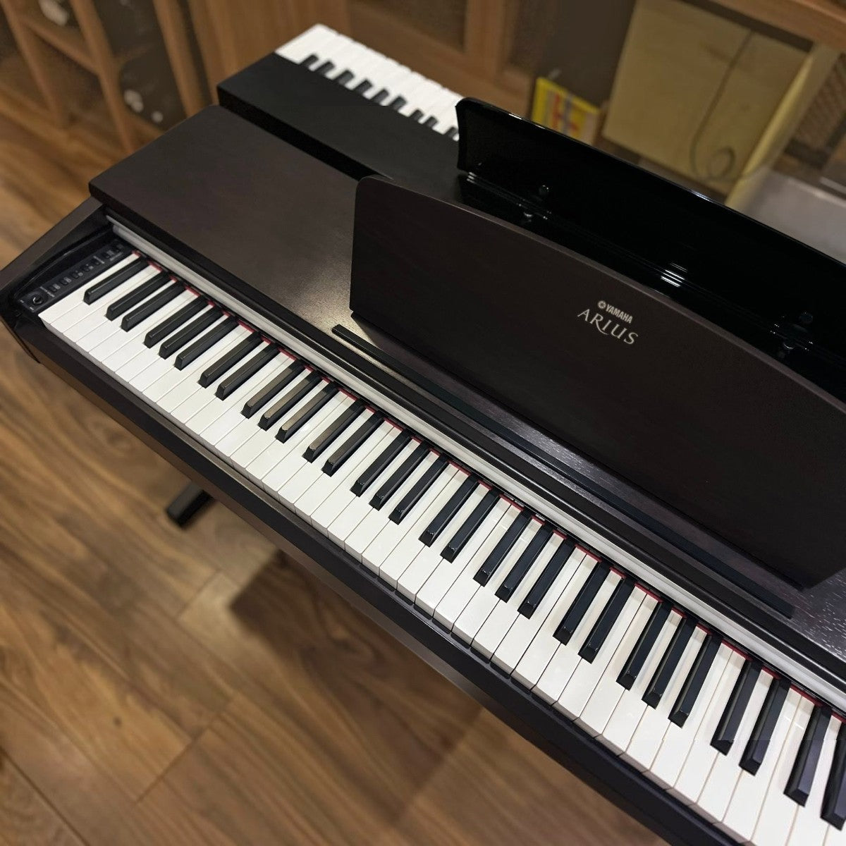Đàn piano điện Yamaha YDP141 Arius màu nâu gỗ tại TÂN NHẠC CỤ với bàn phím 88 phím và thiết kế dáng tủ upright