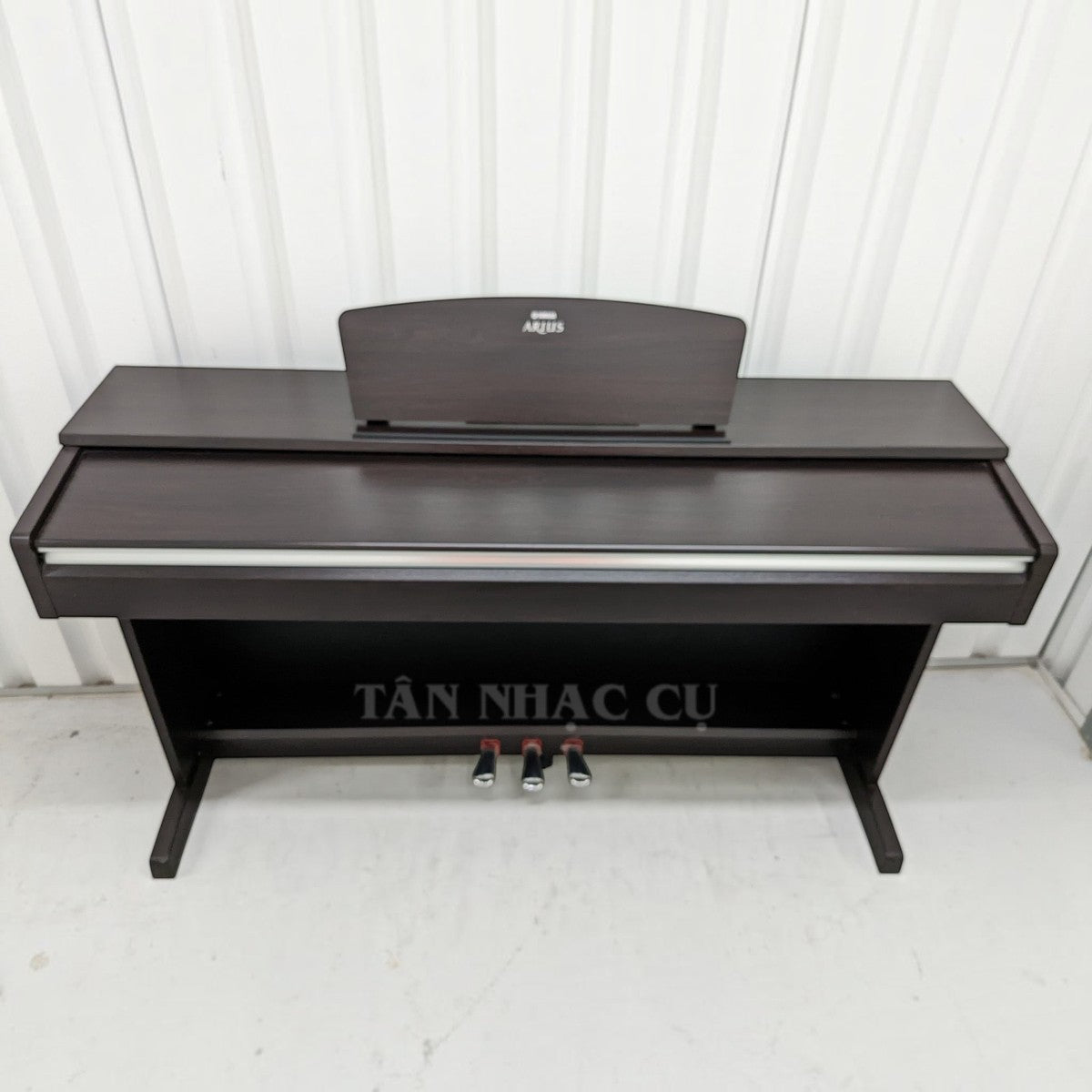 Đàn piano điện Yamaha YDP141 dáng tủ màu nâu gỗ sang trọng tại TÂN NHẠC CỤ