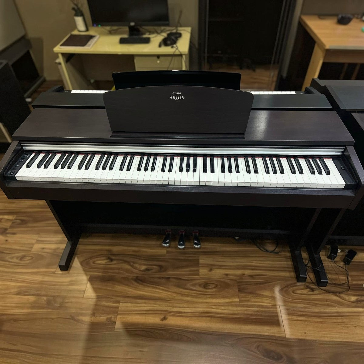 Đàn piano điện Yamaha YDP141 Arius dáng tủ màu nâu đen sang trọng tại cửa hàng TÂN NHẠC CỤ