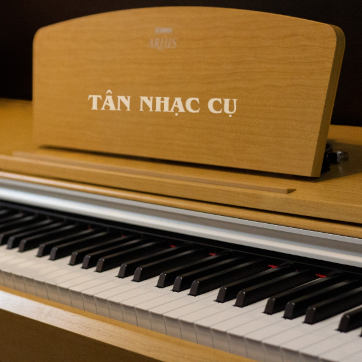 Đàn piano điện Yamaha YDP141 màu gỗ sáng tại TÂN NHẠC CỤ với bàn phím búa 88 phím và thiết kế dáng tủ thanh lịch