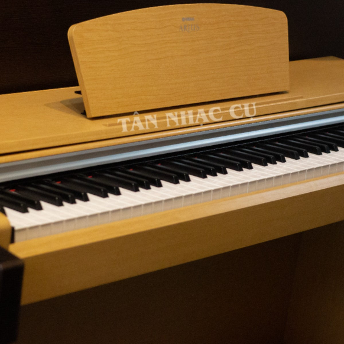 Đàn piano điện TÂN NHẠC CỤ Yamaha YDP141 dáng tủ màu gỗ sáng với bàn phím 88 phím và nắp đậy phím trượt thanh lịch