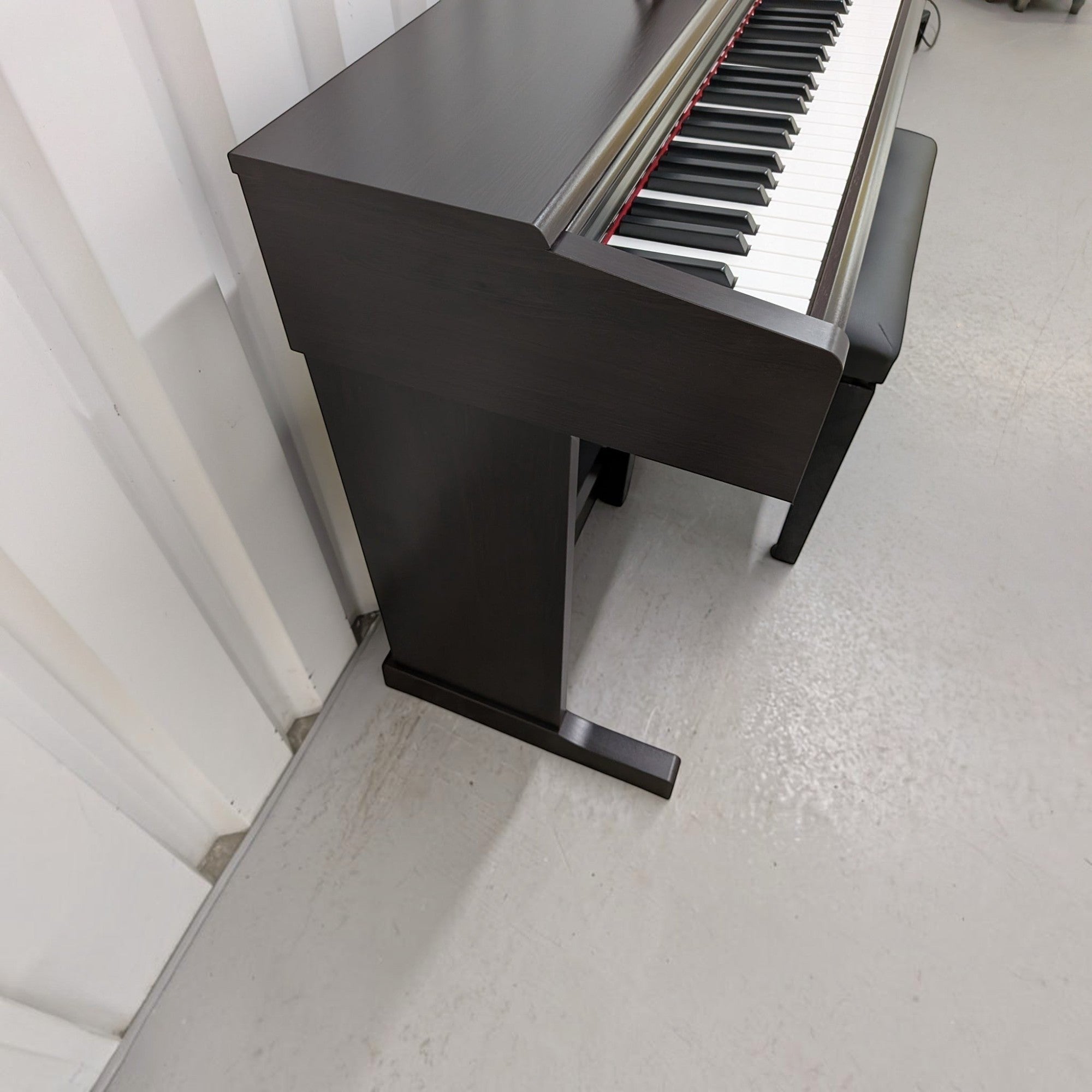 Đàn piano điện Yamaha YDP-144 màu đen tại TÂN NHẠC CỤ với thiết kế dáng tủ hiện đại và bàn phím búa GHS