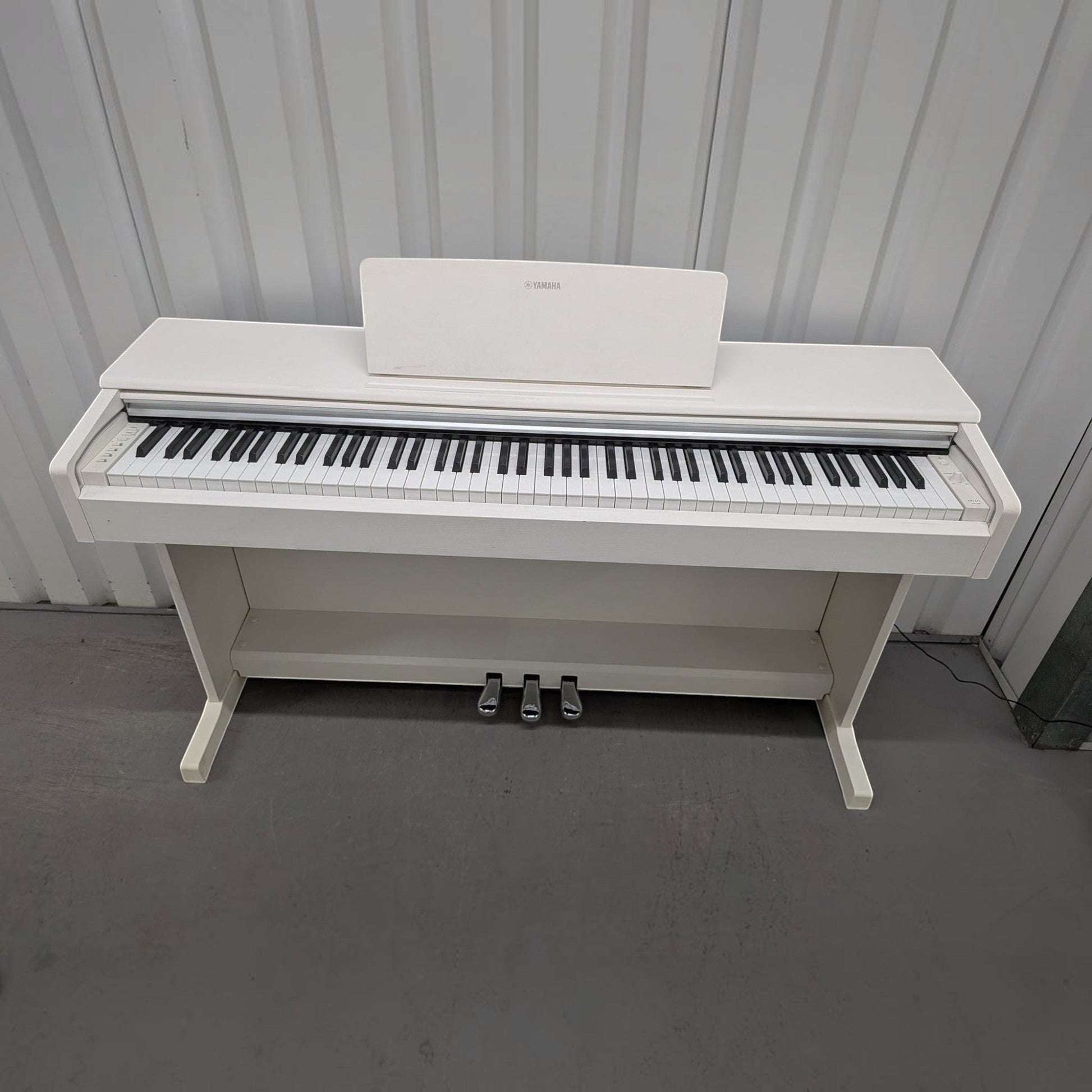Đàn piano điện TÂN NHẠC CỤ Yamaha YDP-144 màu trắng trang nhã với thiết kế dáng tủ hiện đại và bàn phím 88 phím GHS.