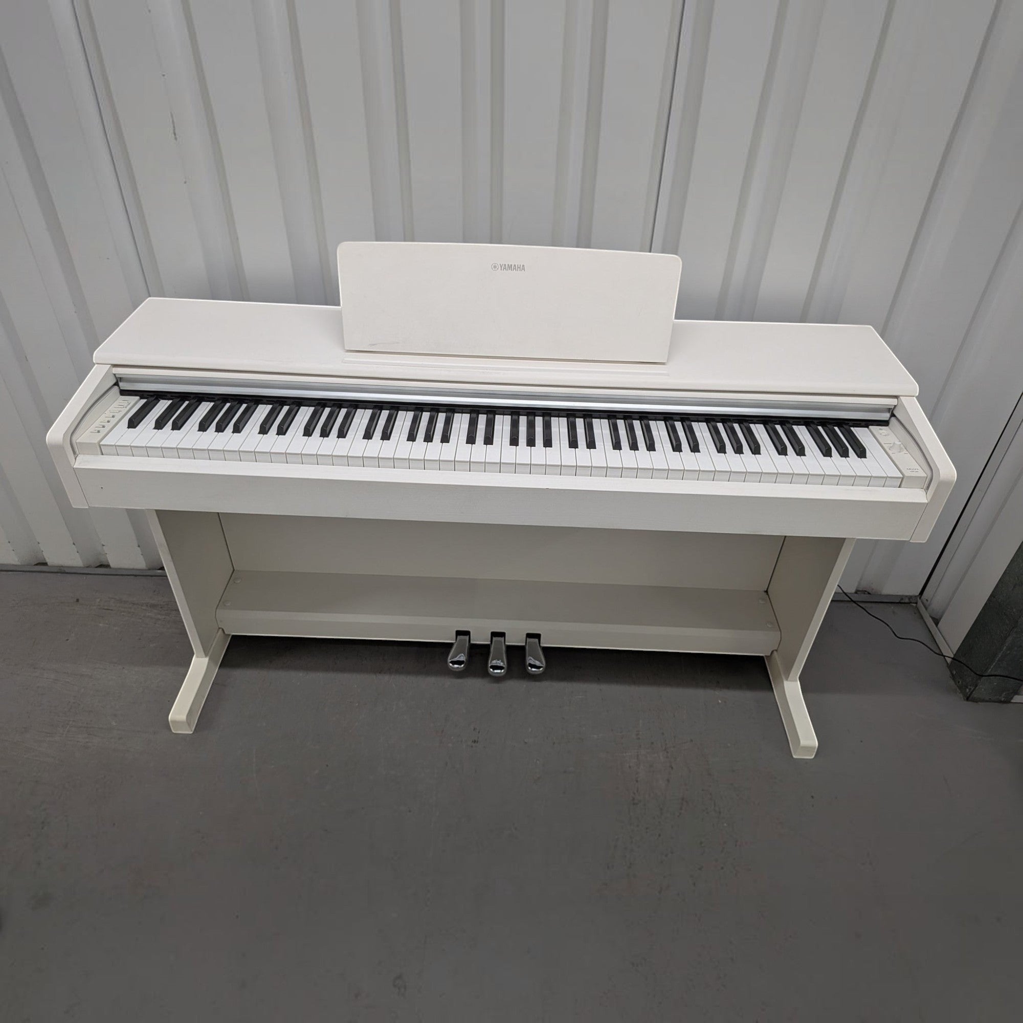 Đàn piano điện TÂN NHẠC CỤ Yamaha YDP-144 màu trắng trang nhã với thiết kế dáng tủ hiện đại và bàn phím 88 phím GHS.