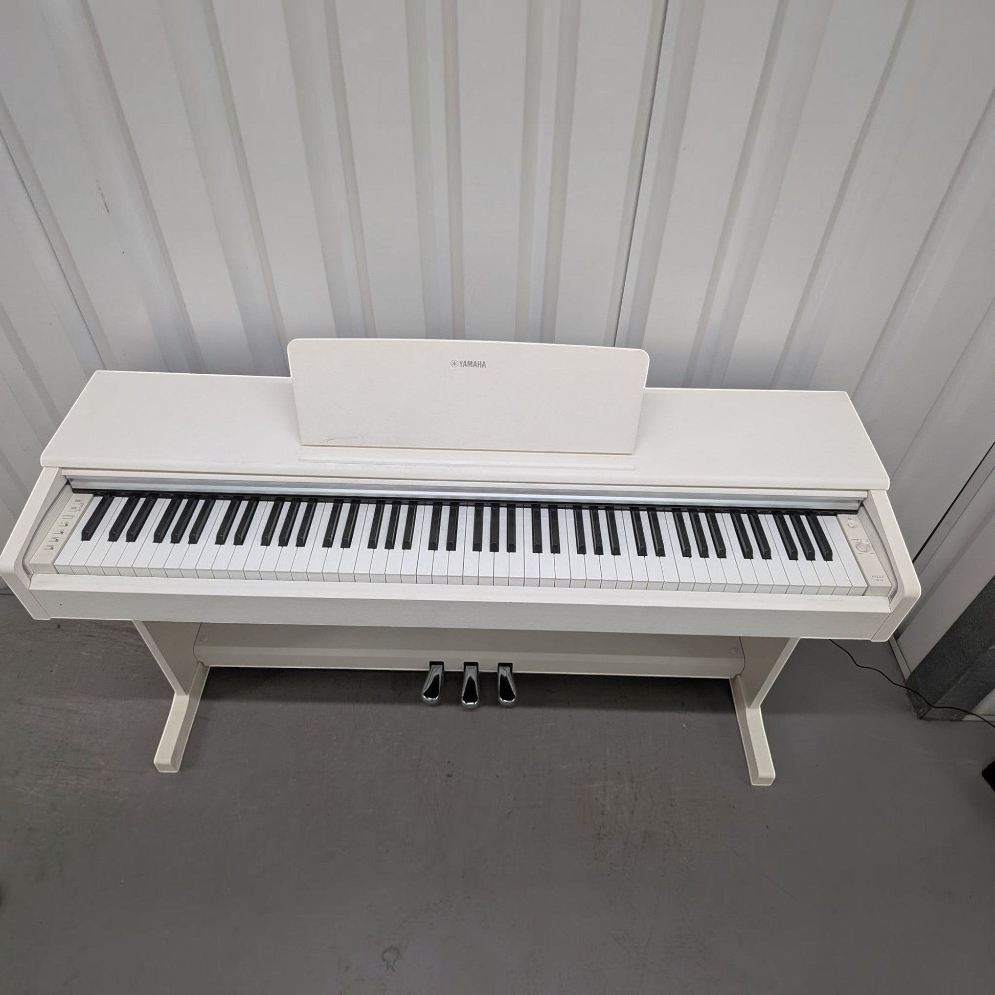Đàn piano điện TÂN NHẠC CỤ Yamaha YDP-144 màu trắng trang nhã với bàn phím búa GHS và thiết kế dáng tủ hiện đại