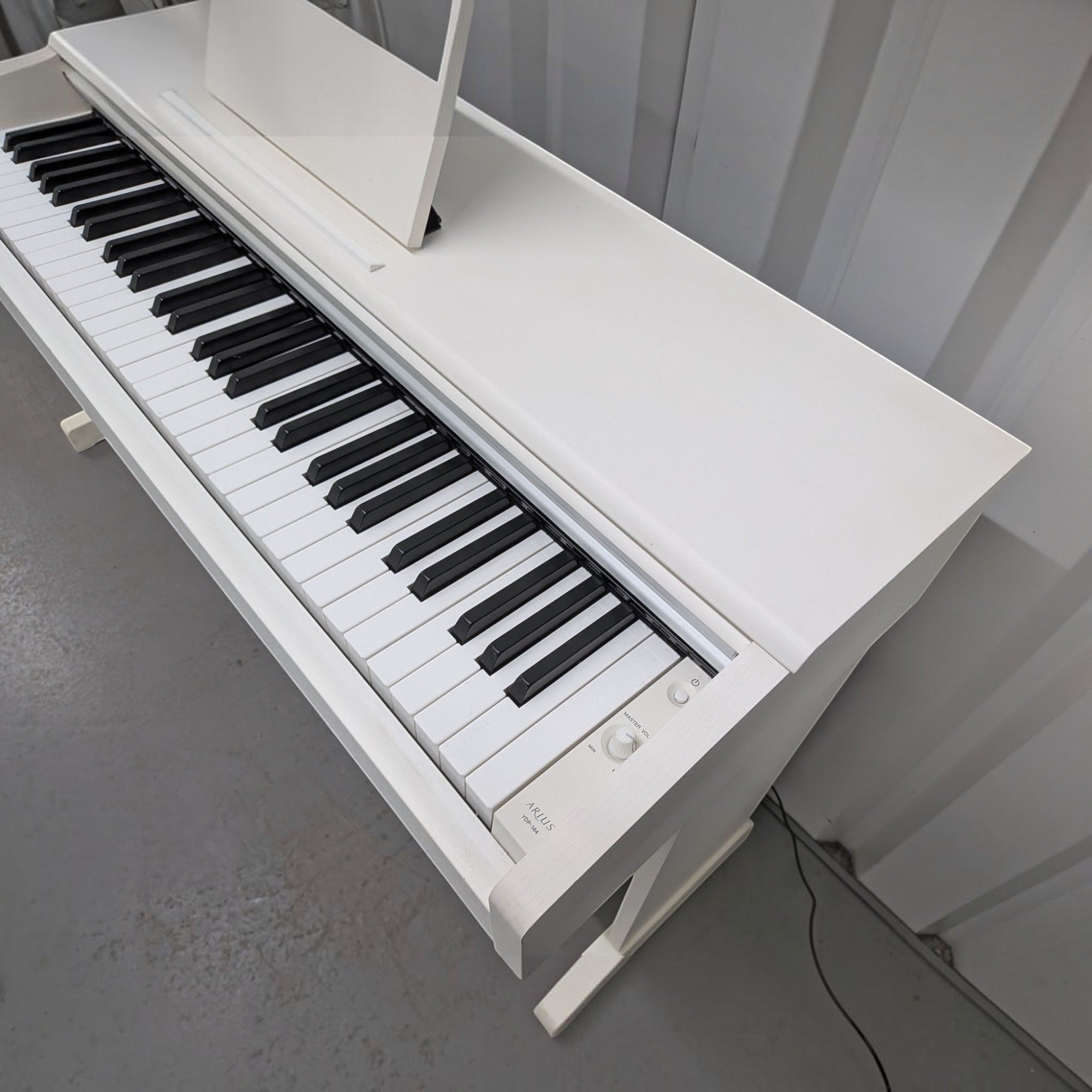 Đàn piano điện TÂN NHẠC CỤ Yamaha YDP-144 màu trắng với bàn phím GHS 88 phím và thiết kế dáng tủ hiện đại