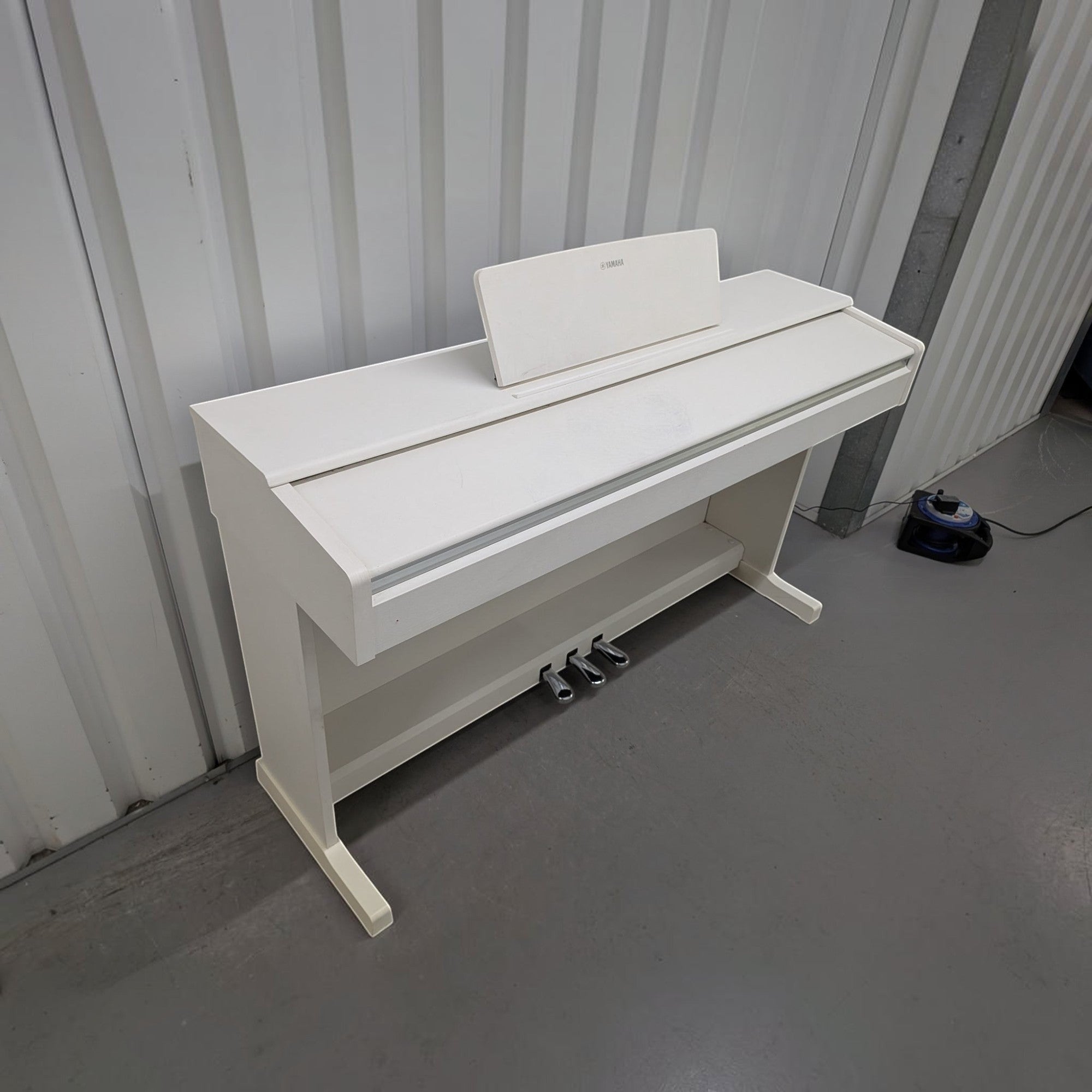 Đàn piano điện Yamaha YDP-144 màu trắng trang nhã tại Tân Nhạc Cụ, thiết kế dáng tủ gọn gàng với 3 pedal kim loại