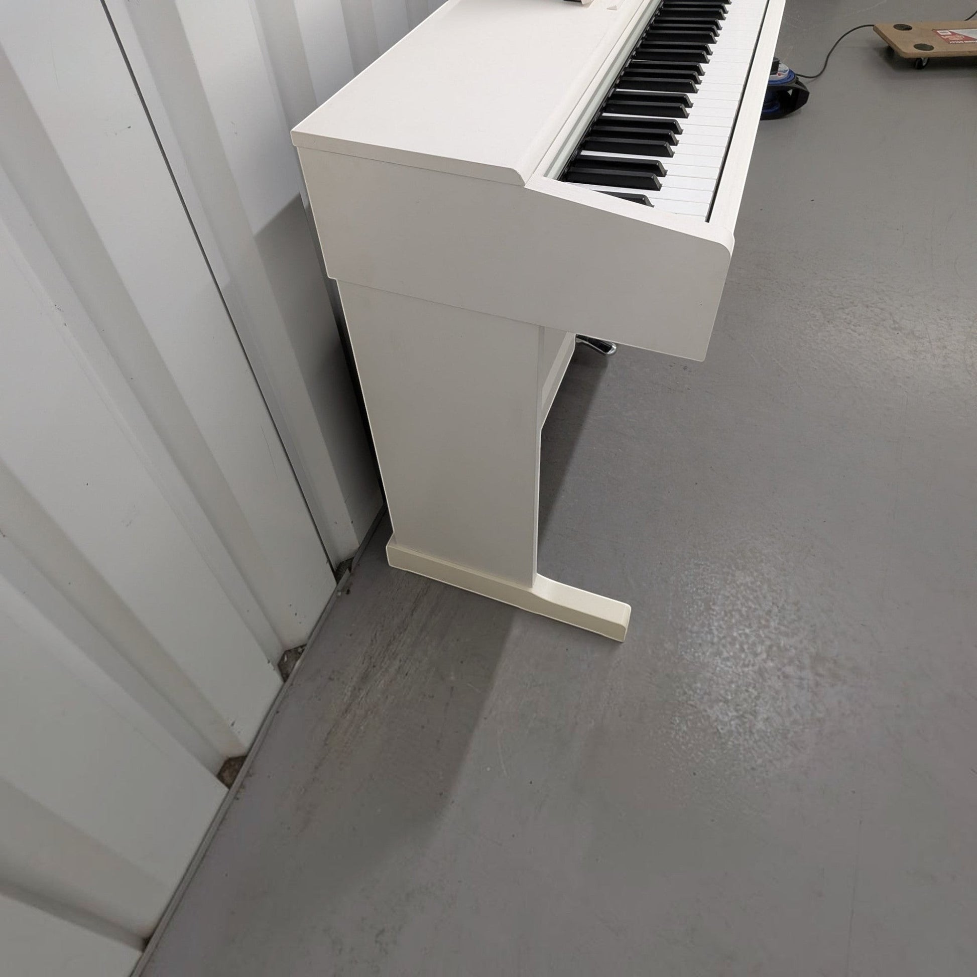 Đàn piano điện Yamaha YDP-144 màu trắng tại Tân Nhạc Cụ, thiết kế dáng tủ gọn gàng và hiện đại.