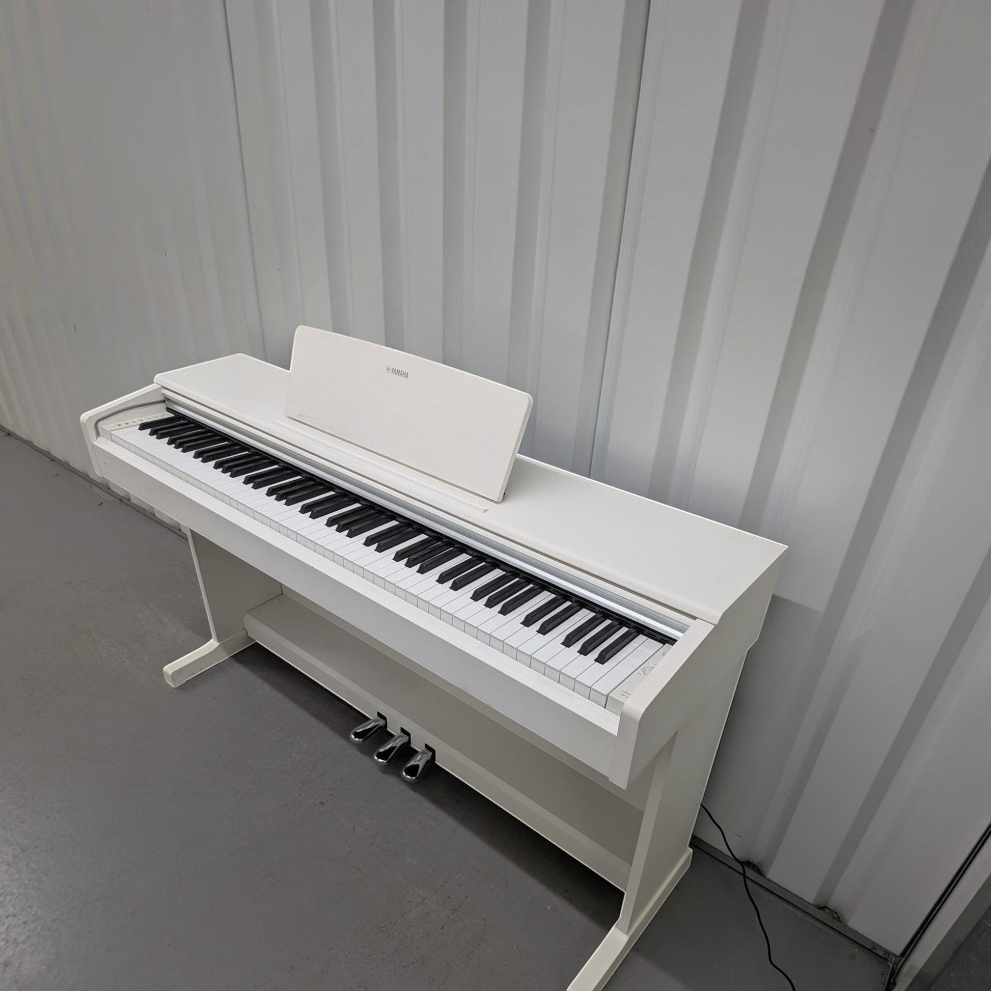 Đàn piano điện Yamaha YDP-144 màu trắng trang nhã tại TÂN NHẠC CỤ, thiết kế dáng tủ gọn gàng với bàn phím GHS.