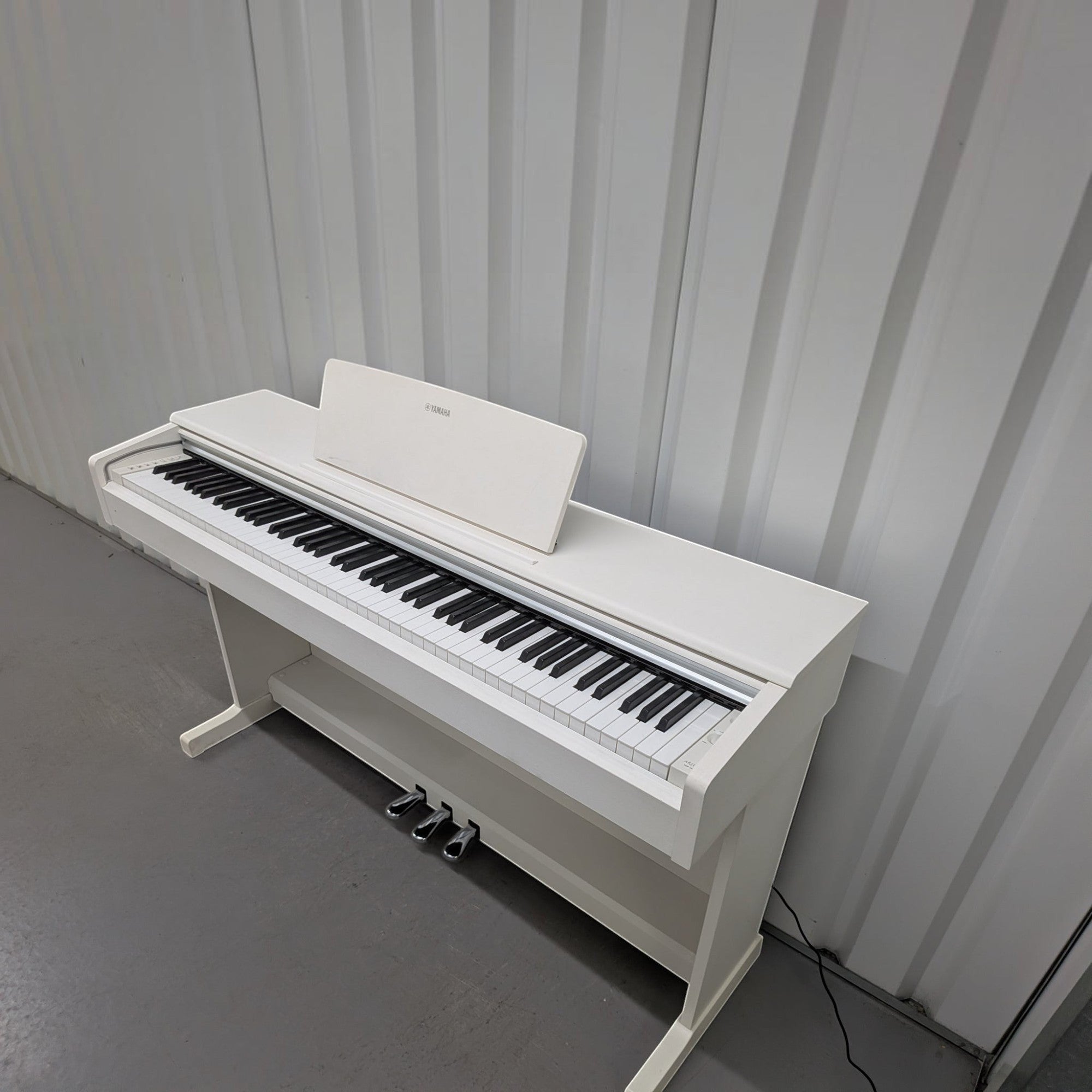 Đàn piano điện Yamaha YDP-144 màu trắng trang nhã tại TÂN NHẠC CỤ, thiết kế dáng tủ gọn gàng với bàn phím GHS.