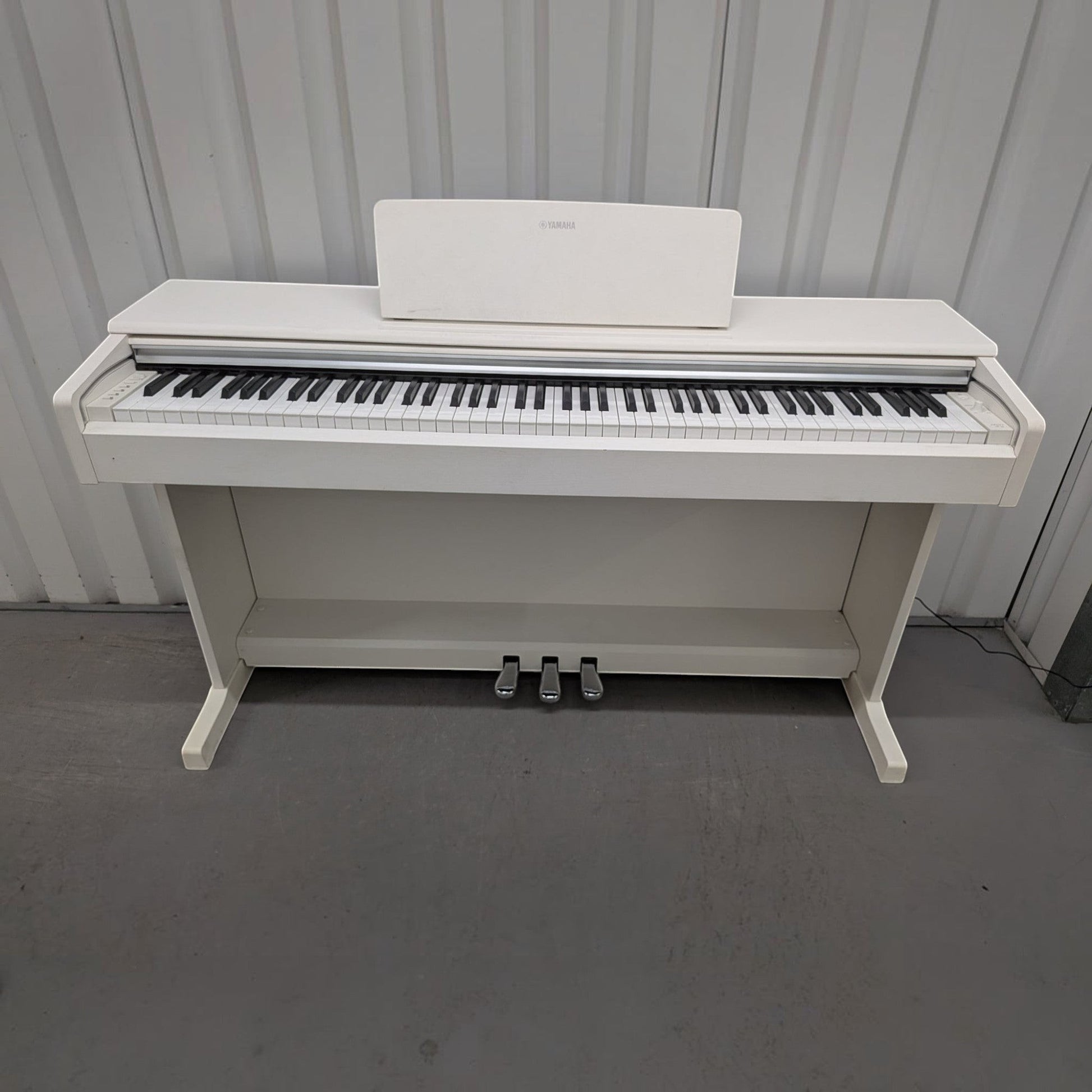 Đàn piano điện TÂN NHẠC CỤ Yamaha YDP-144 màu trắng với thiết kế dáng tủ hiện đại và bàn phím 88 phím GHS