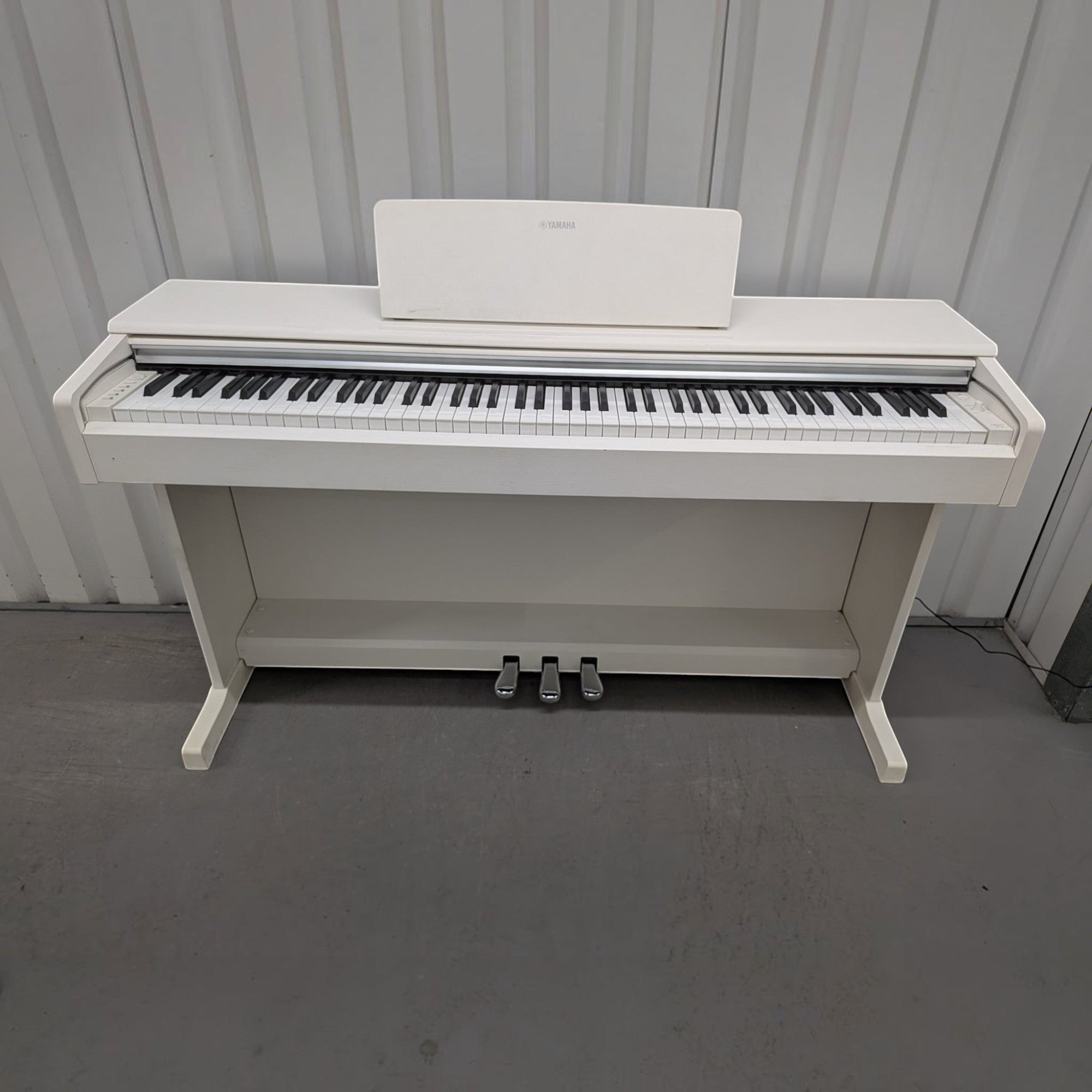 Đàn piano điện TÂN NHẠC CỤ Yamaha YDP-144 màu trắng với thiết kế dáng tủ hiện đại và bàn phím 88 phím GHS
