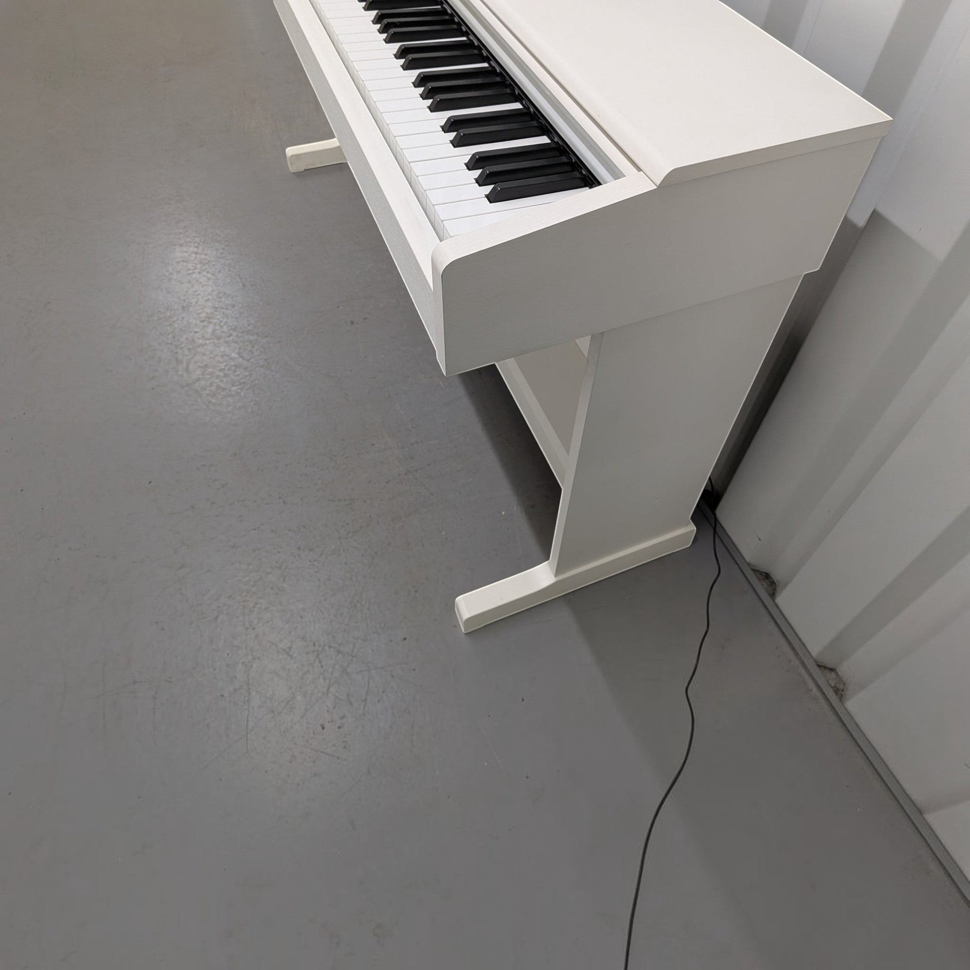 Đàn piano điện Yamaha YDP-144 màu trắng tại TÂN NHẠC CỤ, thiết kế dáng tủ hiện đại với bàn phím 88 phím GHS.