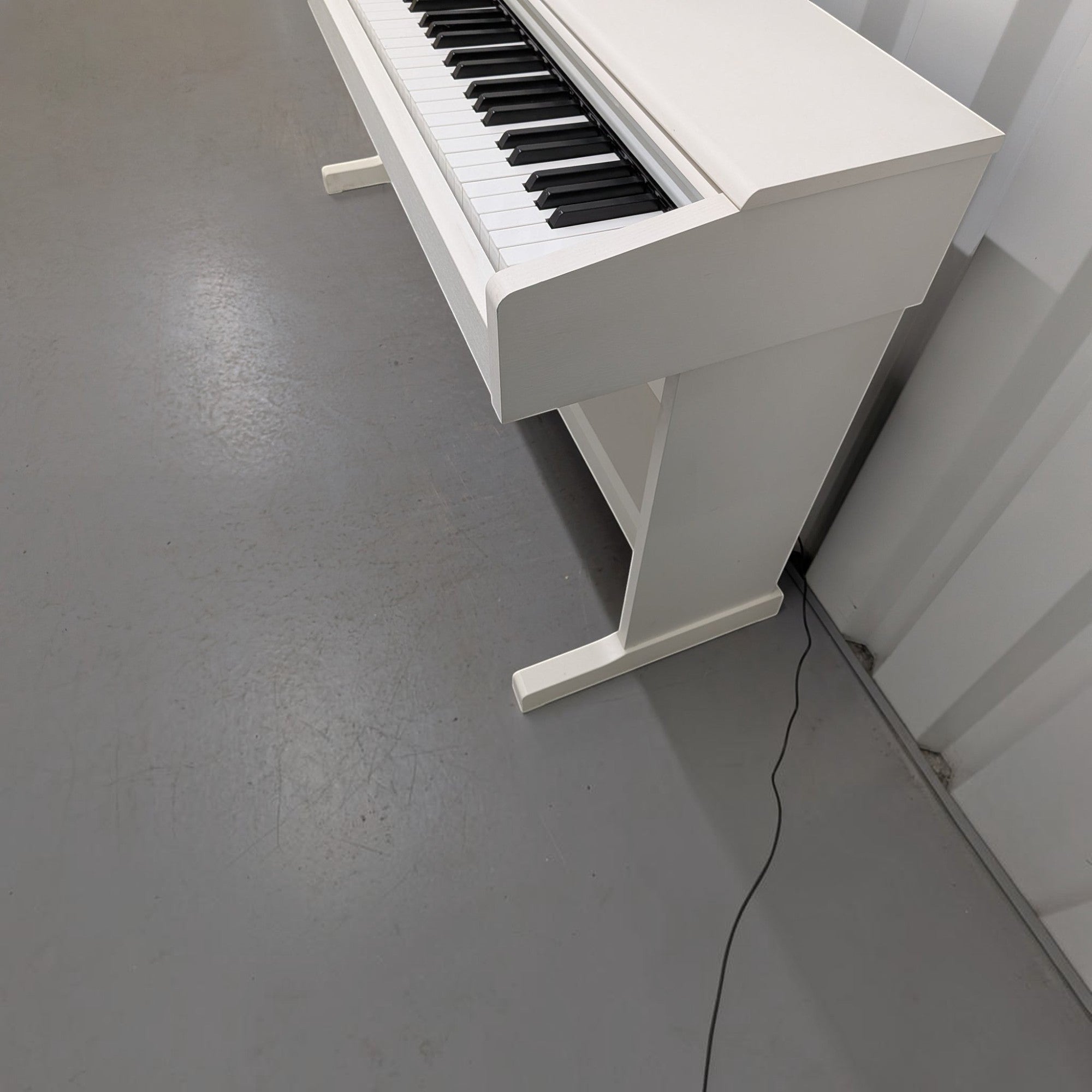 Đàn piano điện Yamaha YDP-144 màu trắng tại TÂN NHẠC CỤ, thiết kế dáng tủ hiện đại với bàn phím 88 phím GHS.