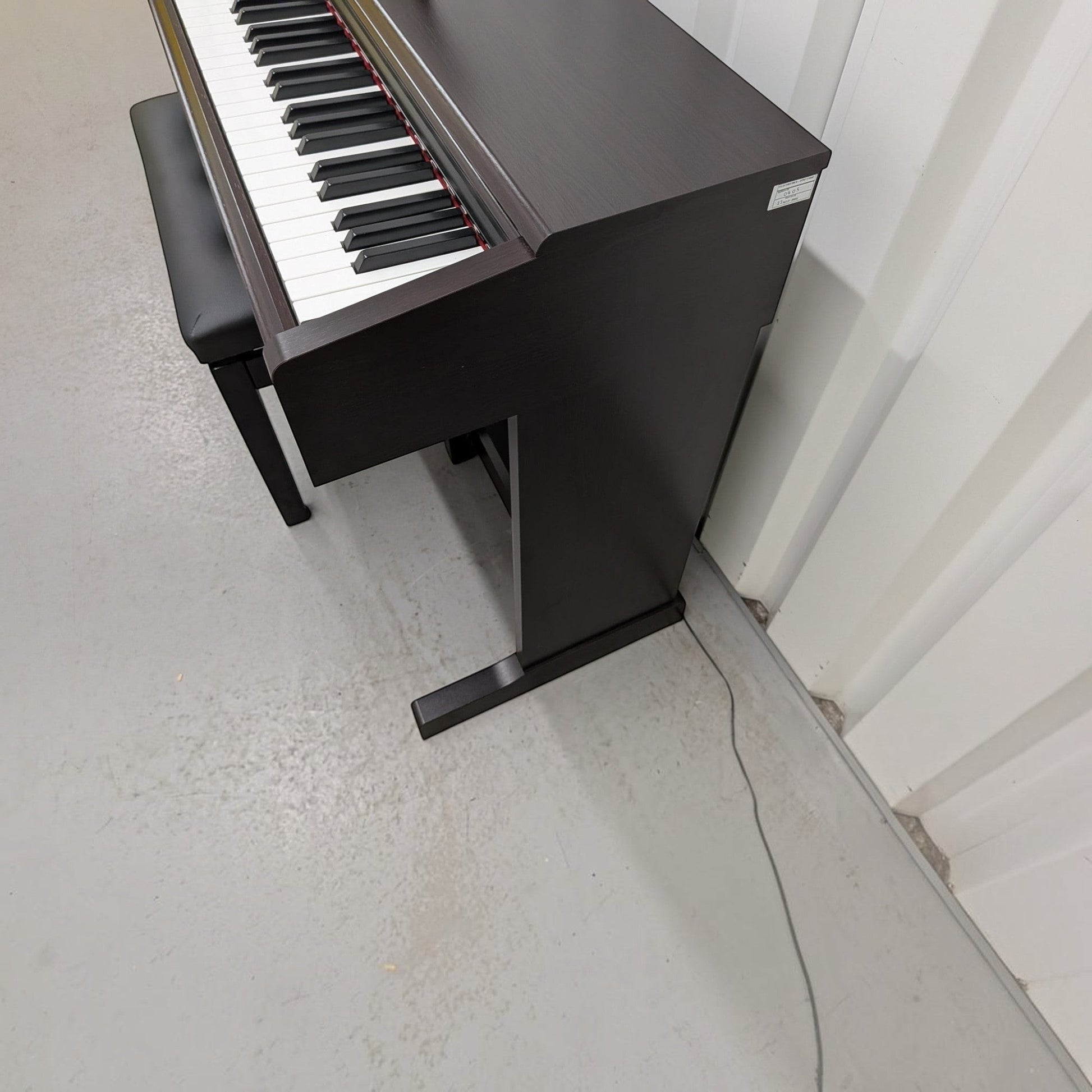 Đàn piano điện Yamaha YDP-144 màu nâu gỗ sang trọng tại TÂN NHẠC CỤ, thiết kế dáng tủ gọn gàng với bàn phím 88 phím.