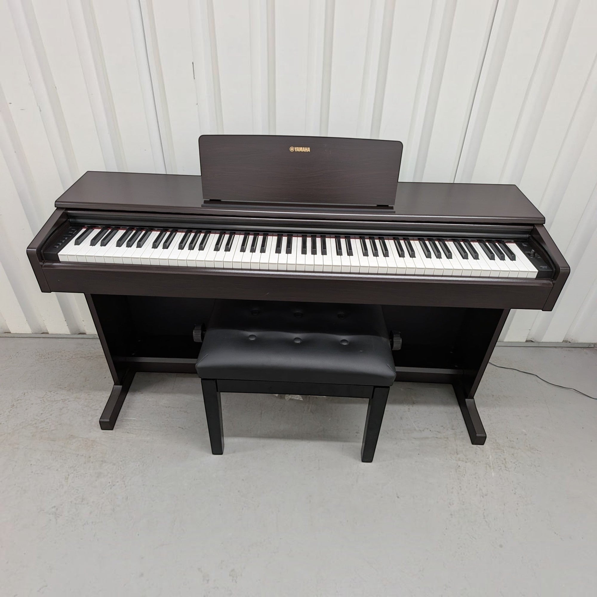 Đàn piano điện Yamaha YDP-144 màu nâu gỗ sang trọng tại TÂN NHẠC CỤ, kèm ghế ngồi, thiết kế dáng tủ hiện đại.