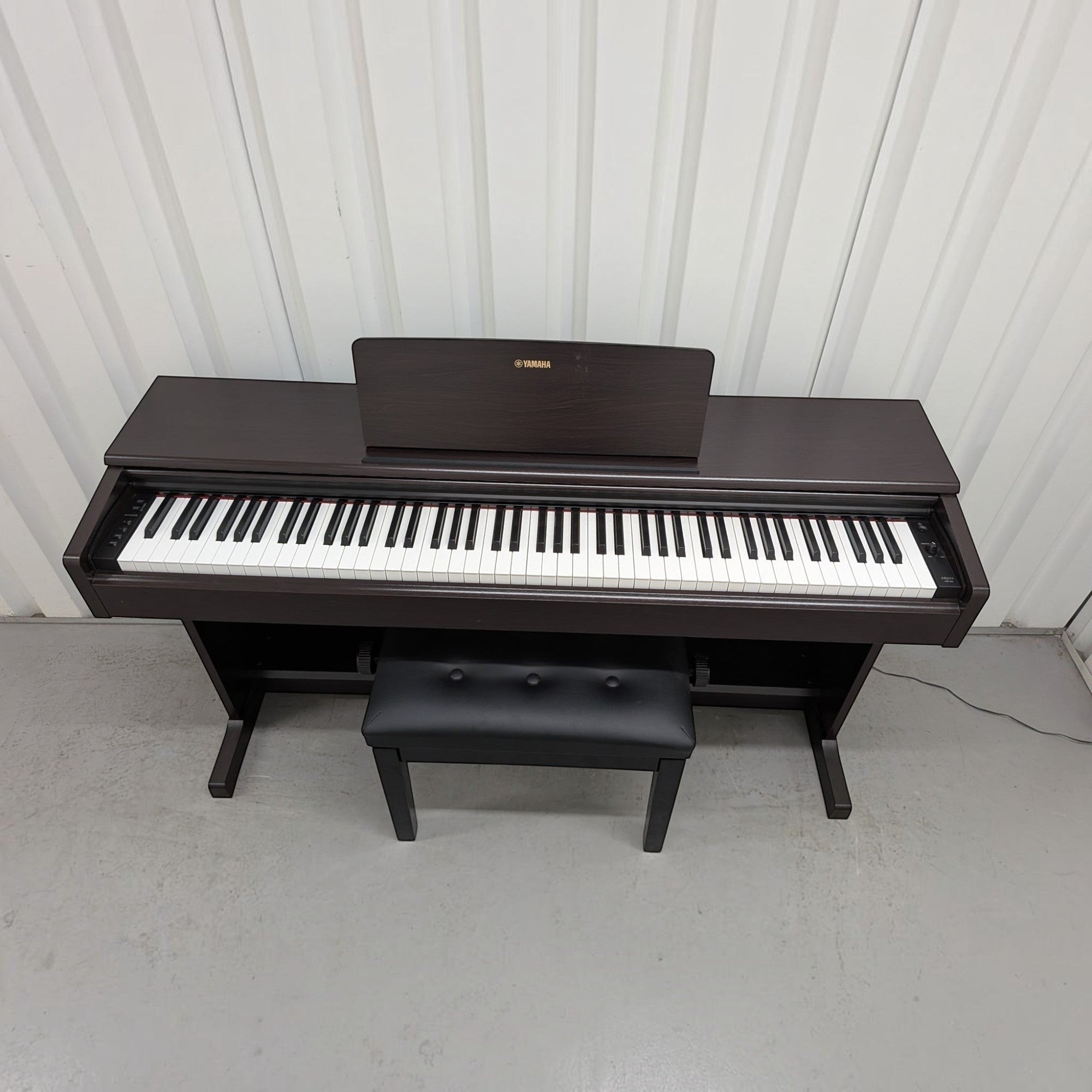 Đàn piano điện Yamaha YDP-144 màu nâu gỗ tại Tân Nhạc Cụ với bàn phím GHS 88 phím và ghế đàn đi kèm