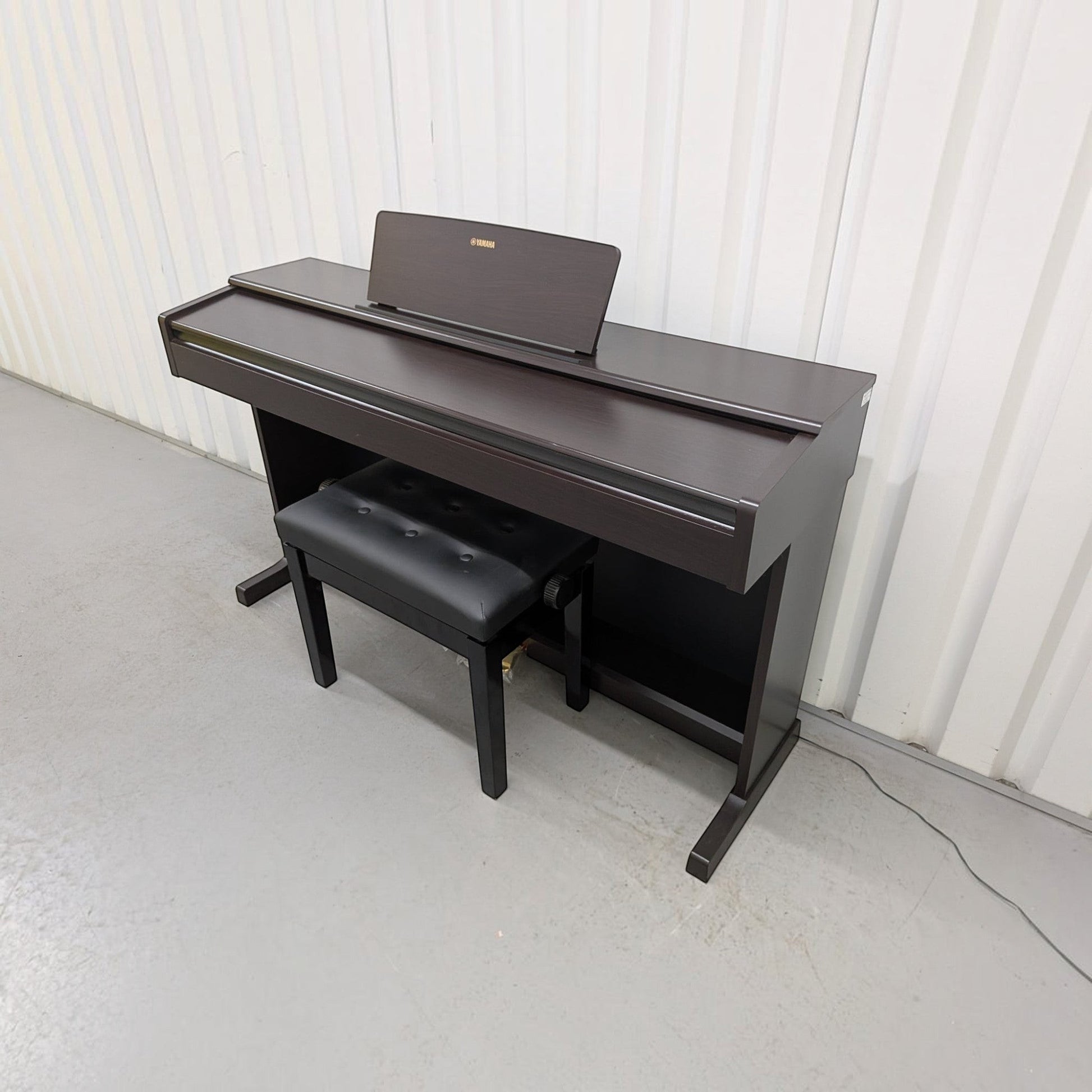 Đàn piano điện Yamaha YDP-144 màu nâu gỗ sang trọng tại Tân Nhạc Cụ, thiết kế dáng tủ gọn gàng kèm ghế ngồi