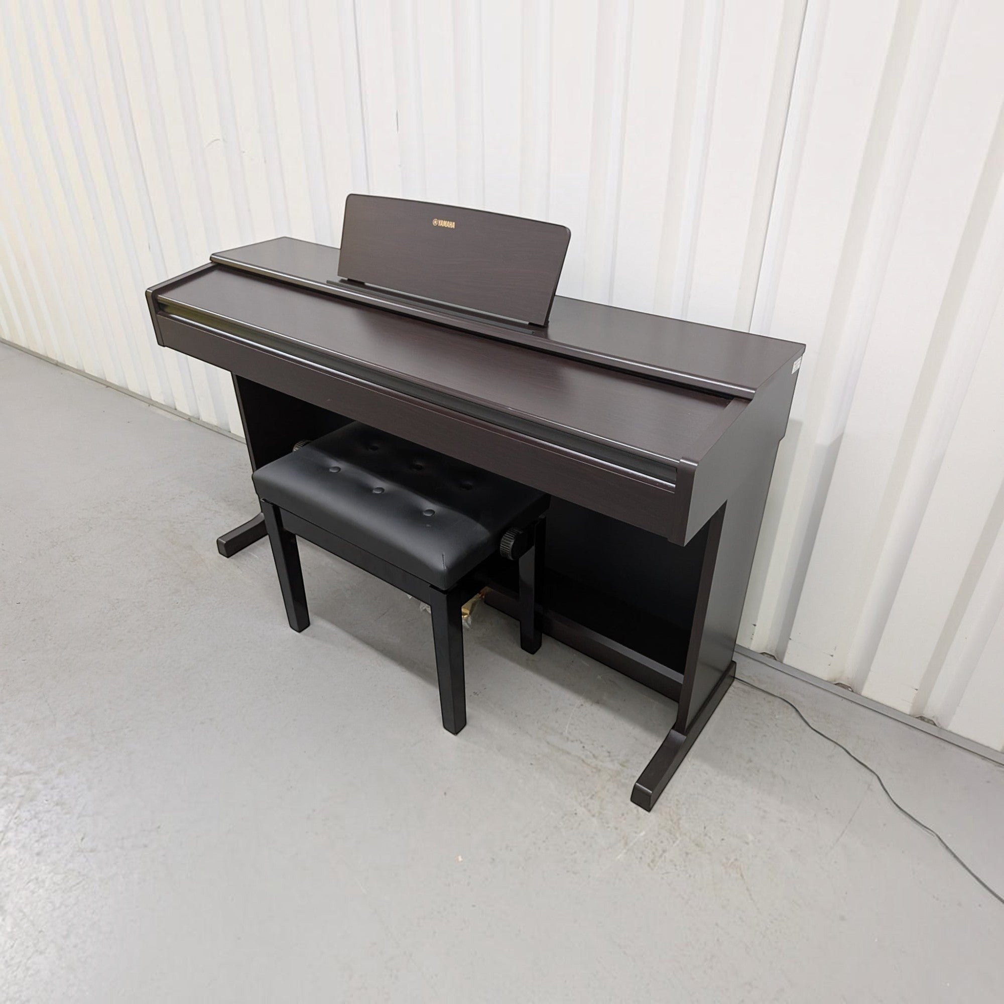 Đàn piano điện Yamaha YDP-144 màu nâu gỗ sang trọng tại Tân Nhạc Cụ, thiết kế dáng tủ gọn gàng kèm ghế ngồi