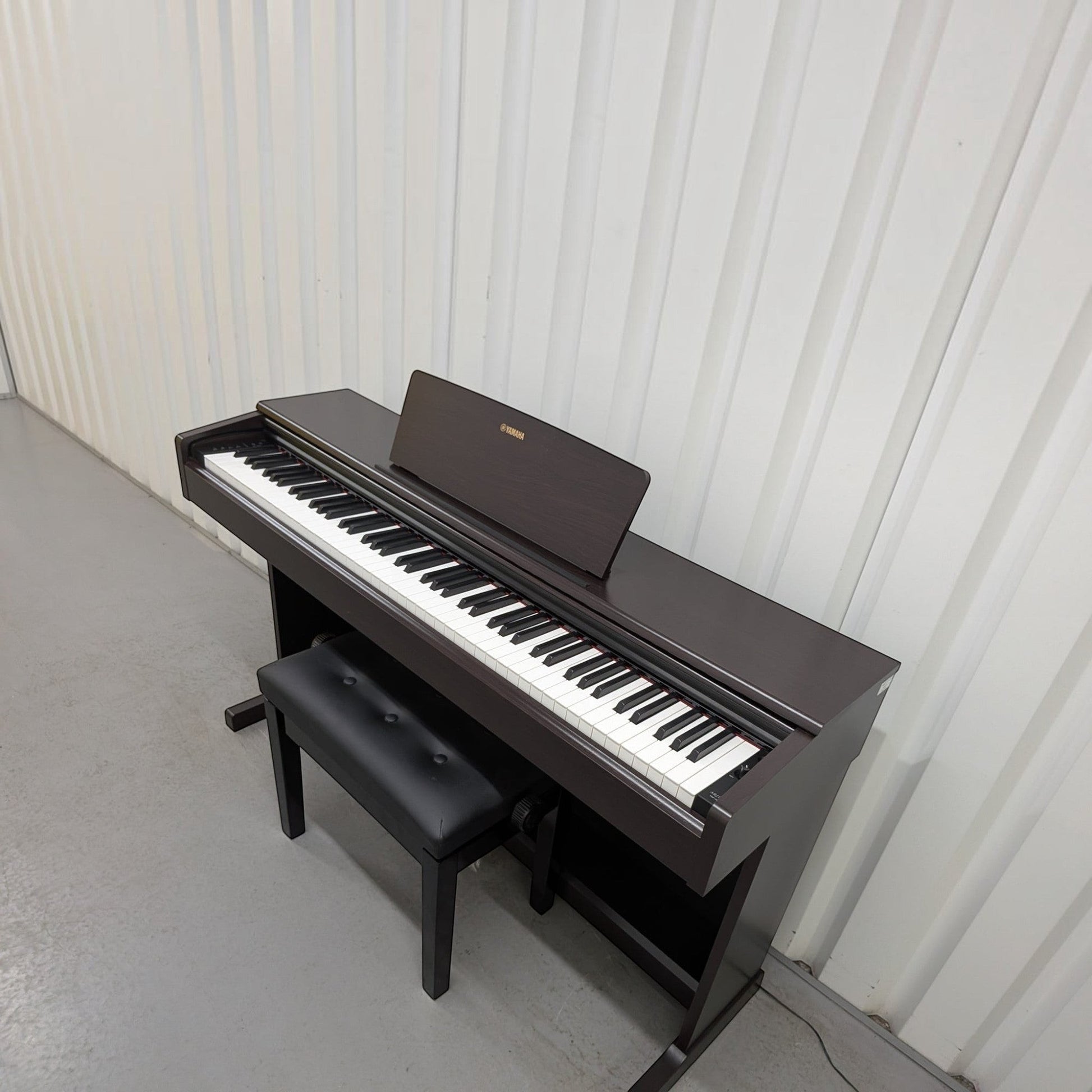 Đàn piano điện Yamaha YDP-144 màu nâu gỗ tại TÂN NHẠC CỤ, thiết kế dáng tủ sang trọng với bàn phím GHS 88 phím.