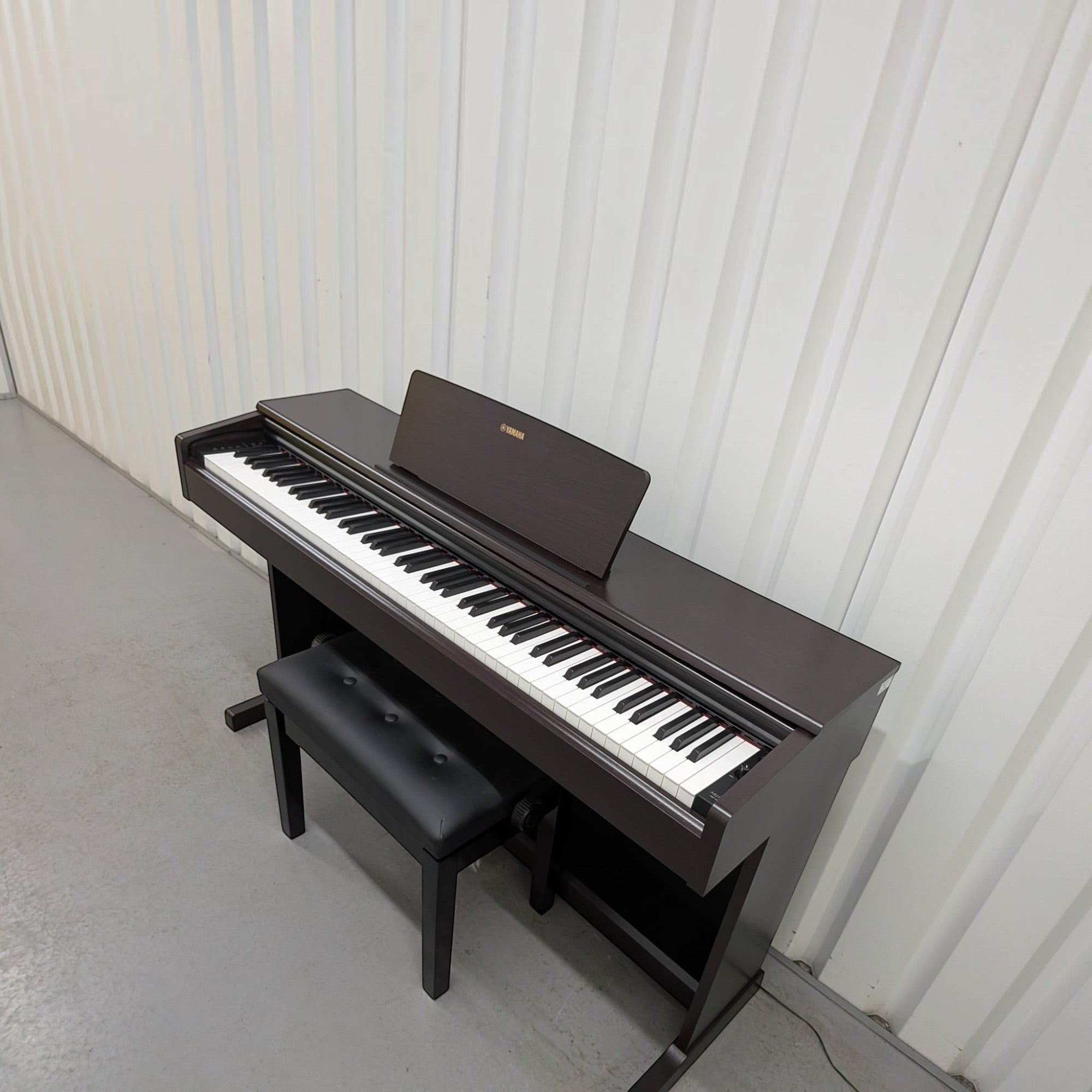 Đàn piano điện Yamaha YDP-144 màu nâu gỗ tại TÂN NHẠC CỤ, thiết kế dáng tủ sang trọng với bàn phím GHS 88 phím.
