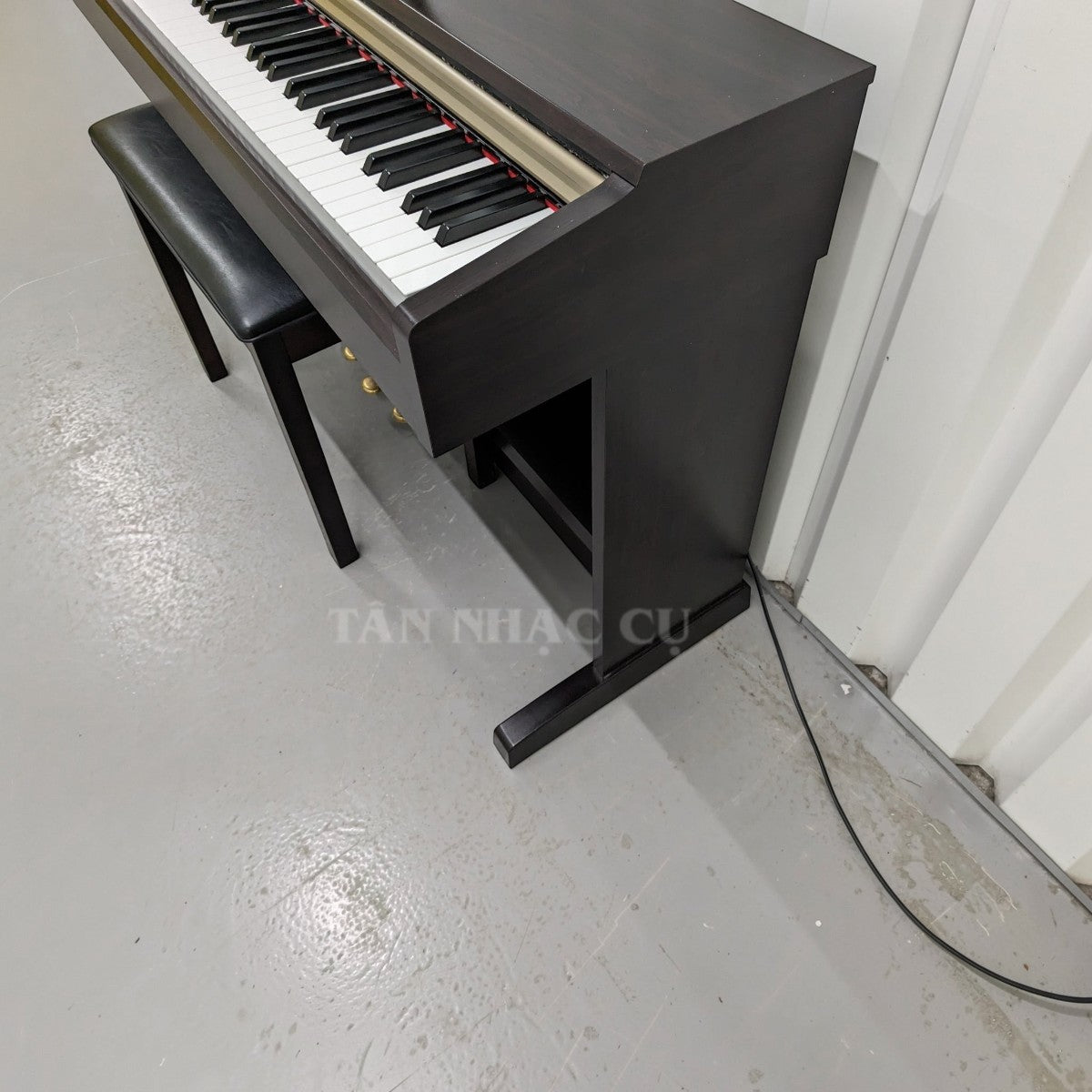 Đàn piano điện Yamaha YDP-151 màu nâu gỗ sang trọng, dáng tủ đứng tại TÂN NHẠC CỤ