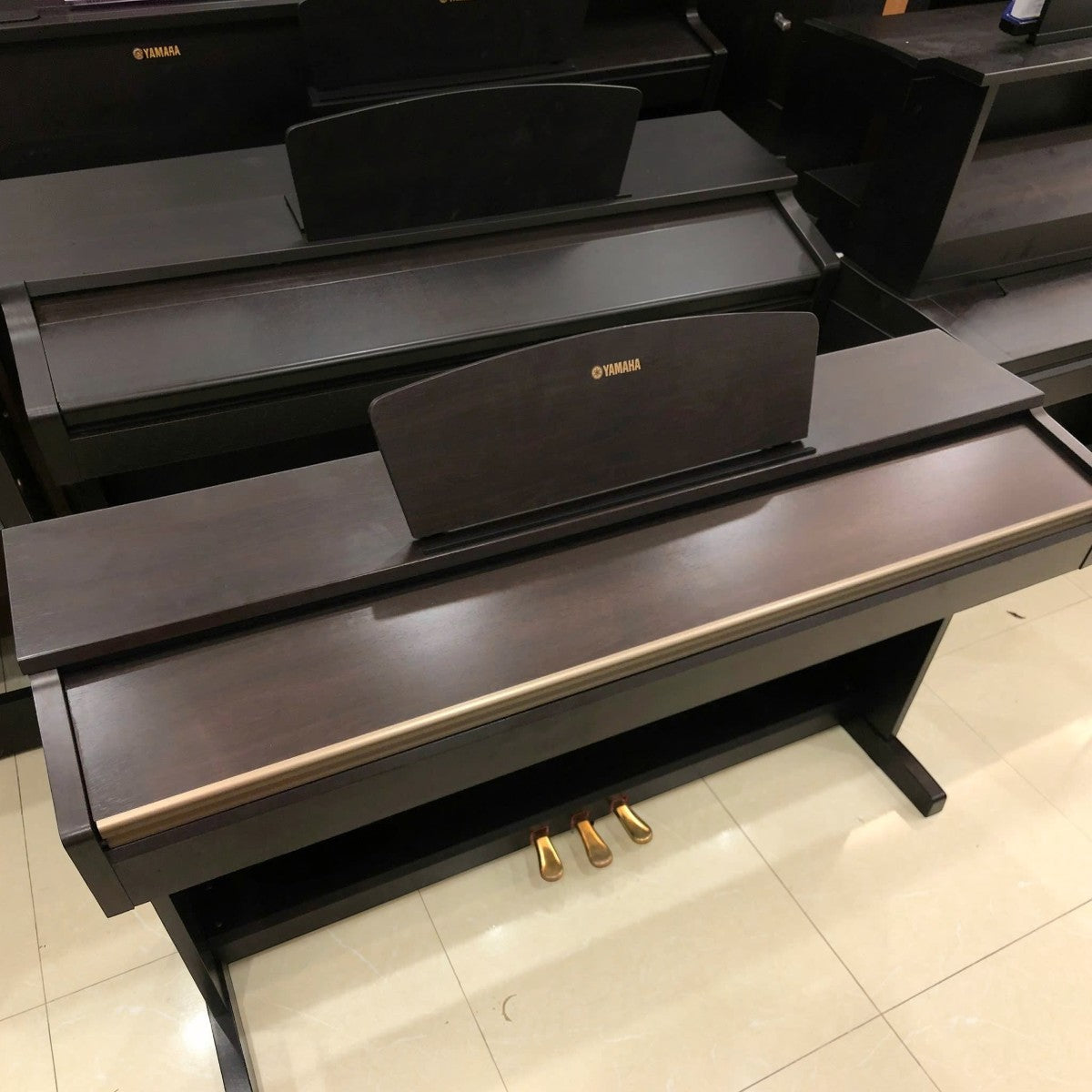 Đàn piano điện TÂN NHẠC CỤ Yamaha YDP-151 dáng tủ màu gỗ nâu sang trọng với 3 pedal vàng đồng
