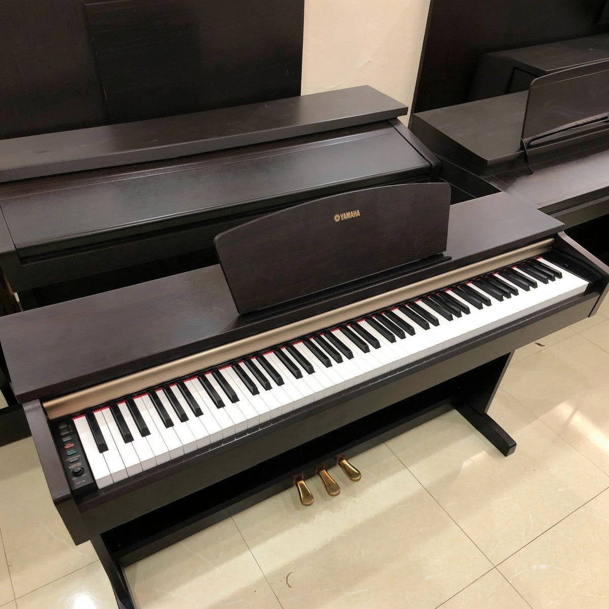 Đàn piano điện Yamaha YDP-151 dáng tủ màu nâu gỗ sang trọng, bàn phím búa GH tại cửa hàng TÂN NHẠC CỤ.