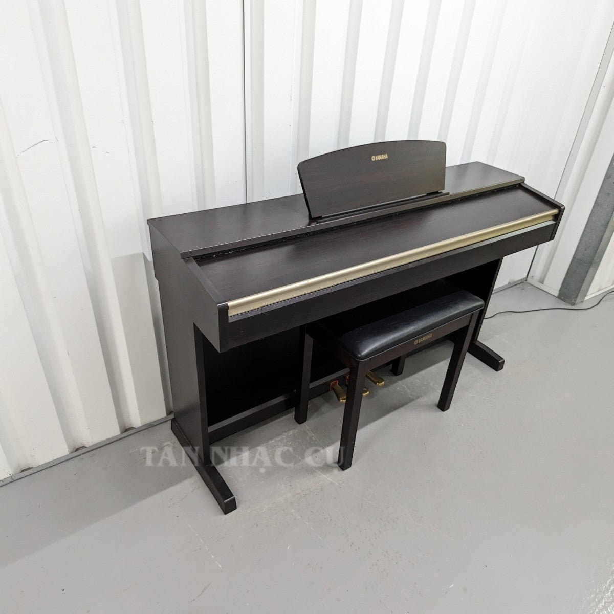 Đàn piano điện TÂN NHẠC CỤ Yamaha YDP-151 dáng tủ màu gỗ nâu sang trọng với ghế đàn đi kèm