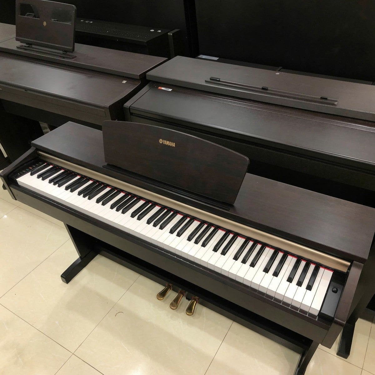 Đàn piano điện Yamaha YDP-151 màu gỗ nâu sang trọng tại cửa hàng TÂN NHẠC CỤ